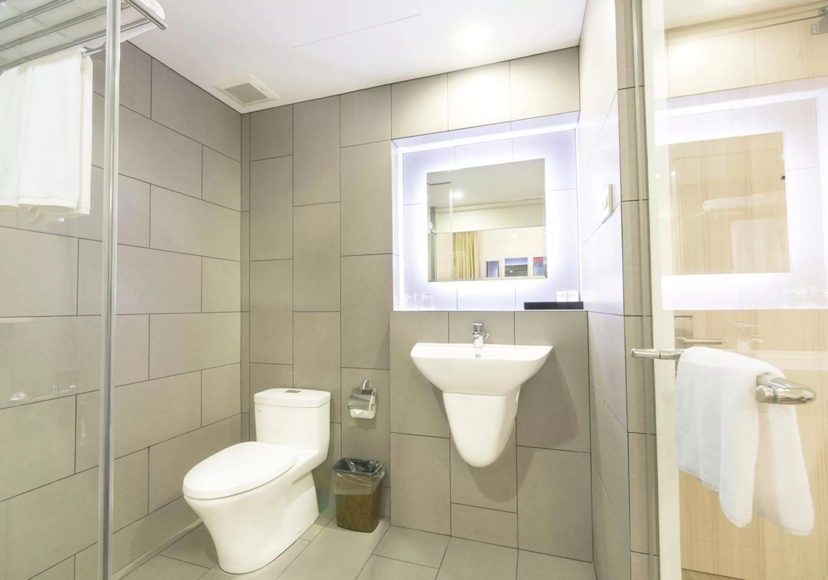 Toilet in Liberty Hotel Saigon Greenview