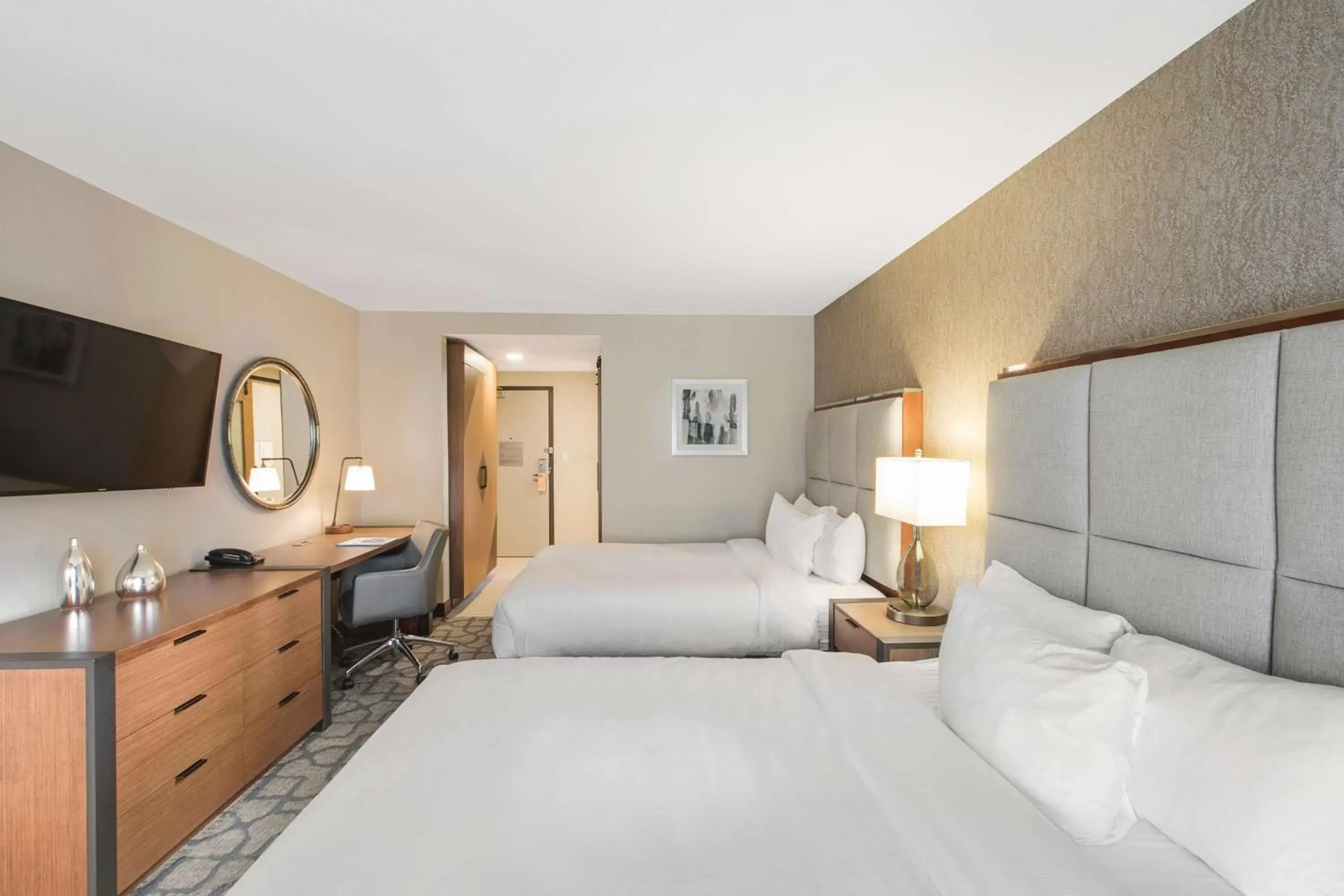 Bedroom, Bed in DoubleTree by Hilton San Antonio Northwest - La Cantera