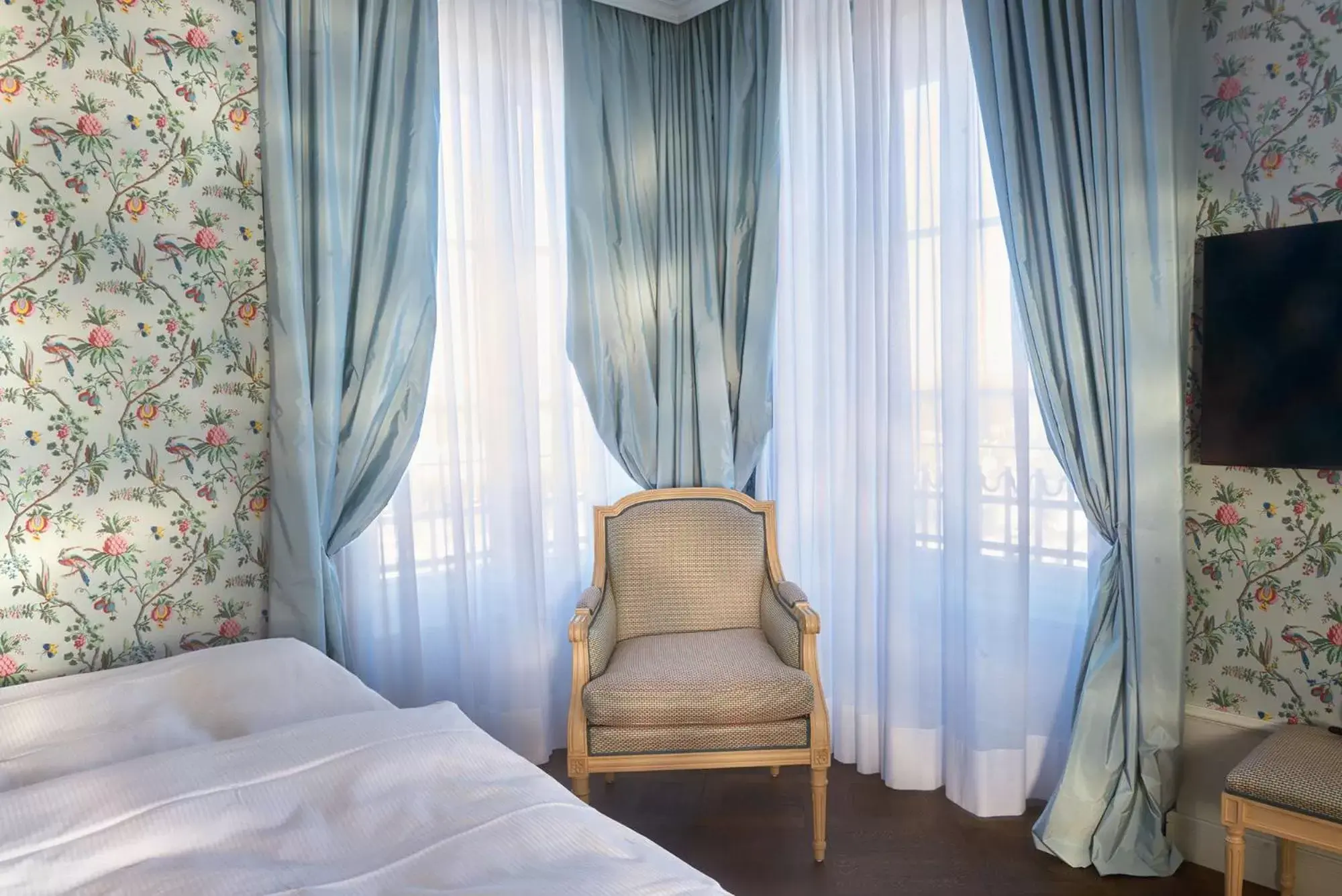 Photo of the whole room, Bed in Château Gütsch