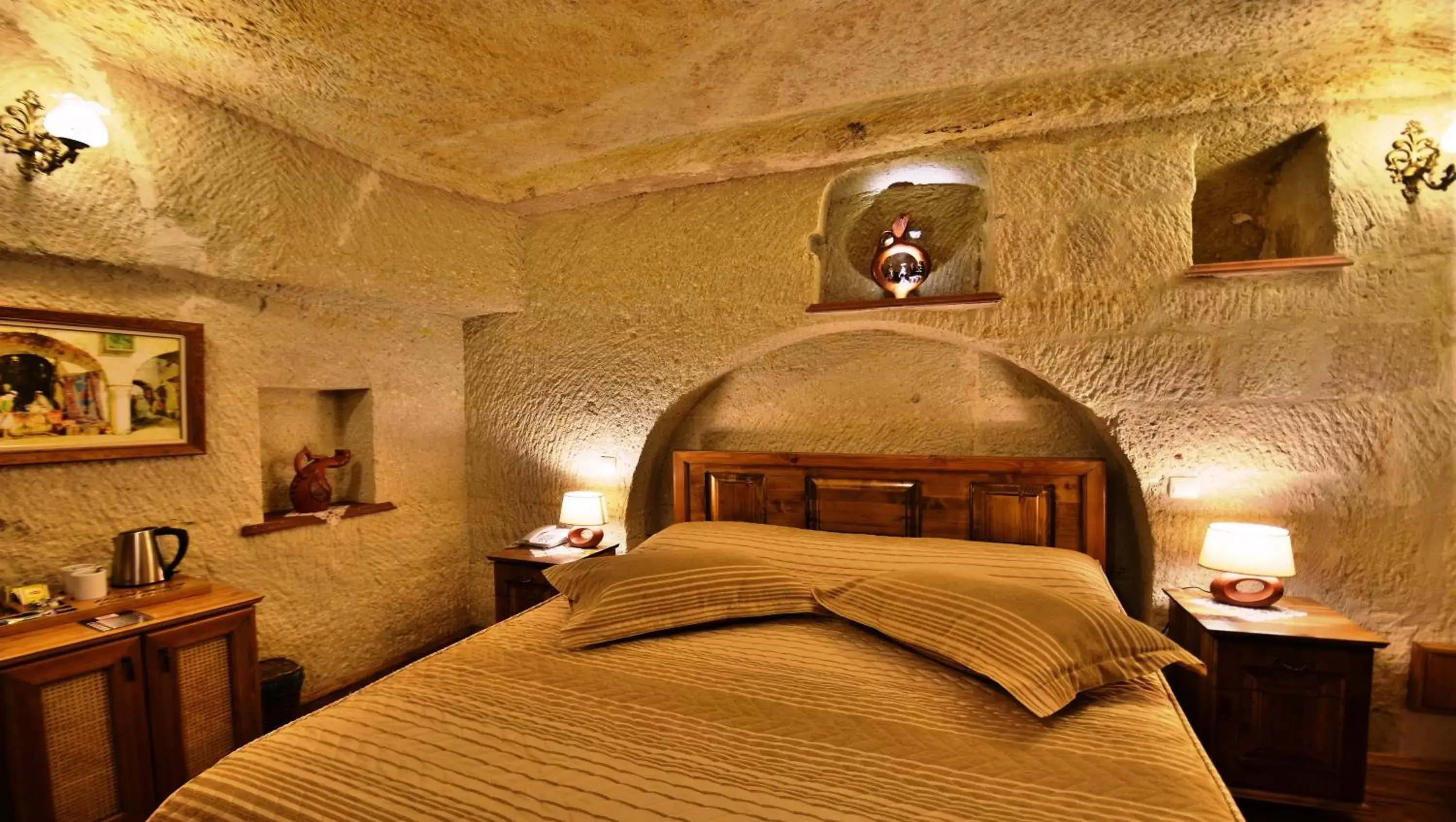 Bed in Harman Cave Hotel