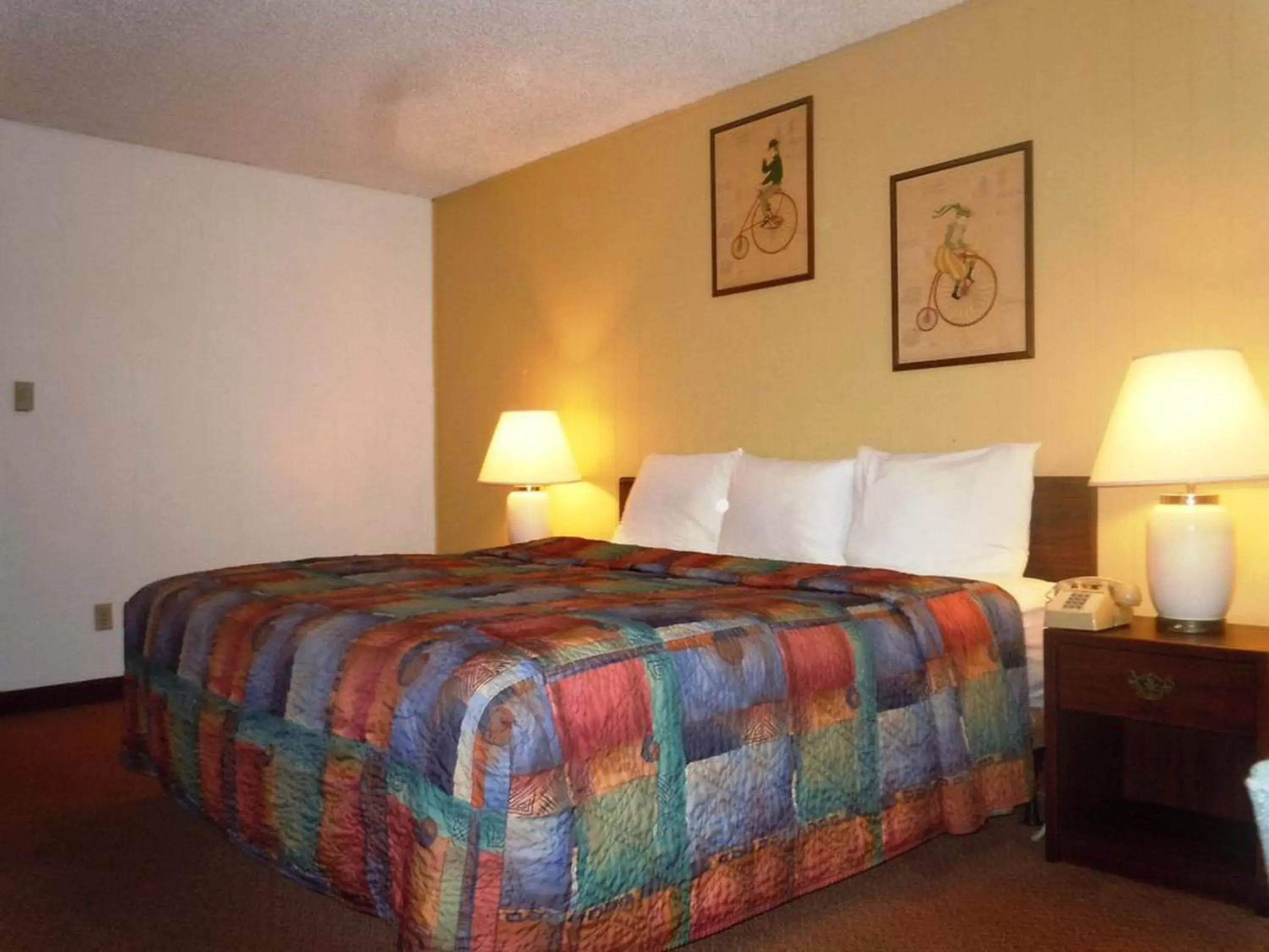 Bedroom, Bed in Red Lion Inn & Suites Yakima