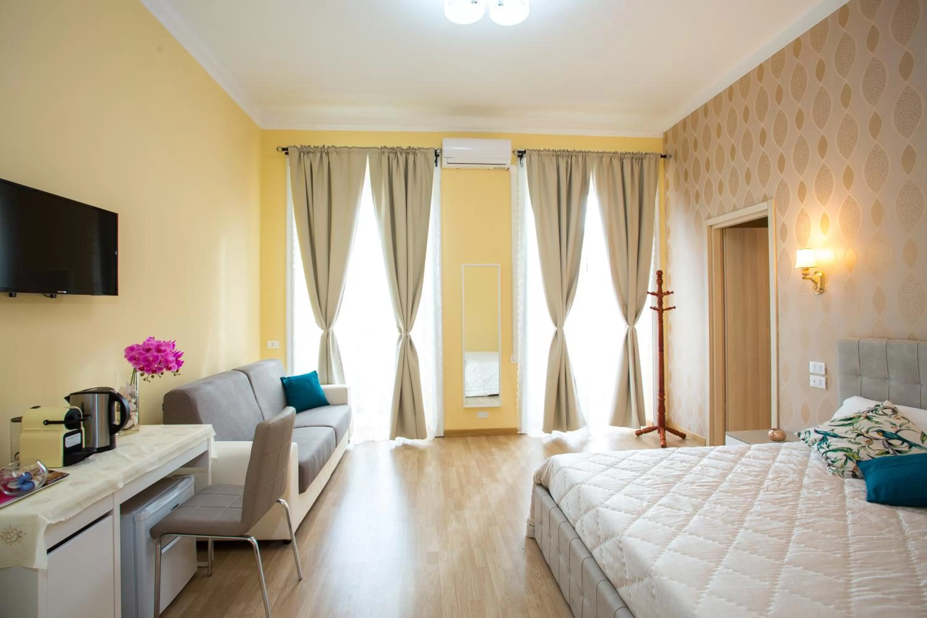 Shower, Bed in BQ House Castello Luxury Rooms