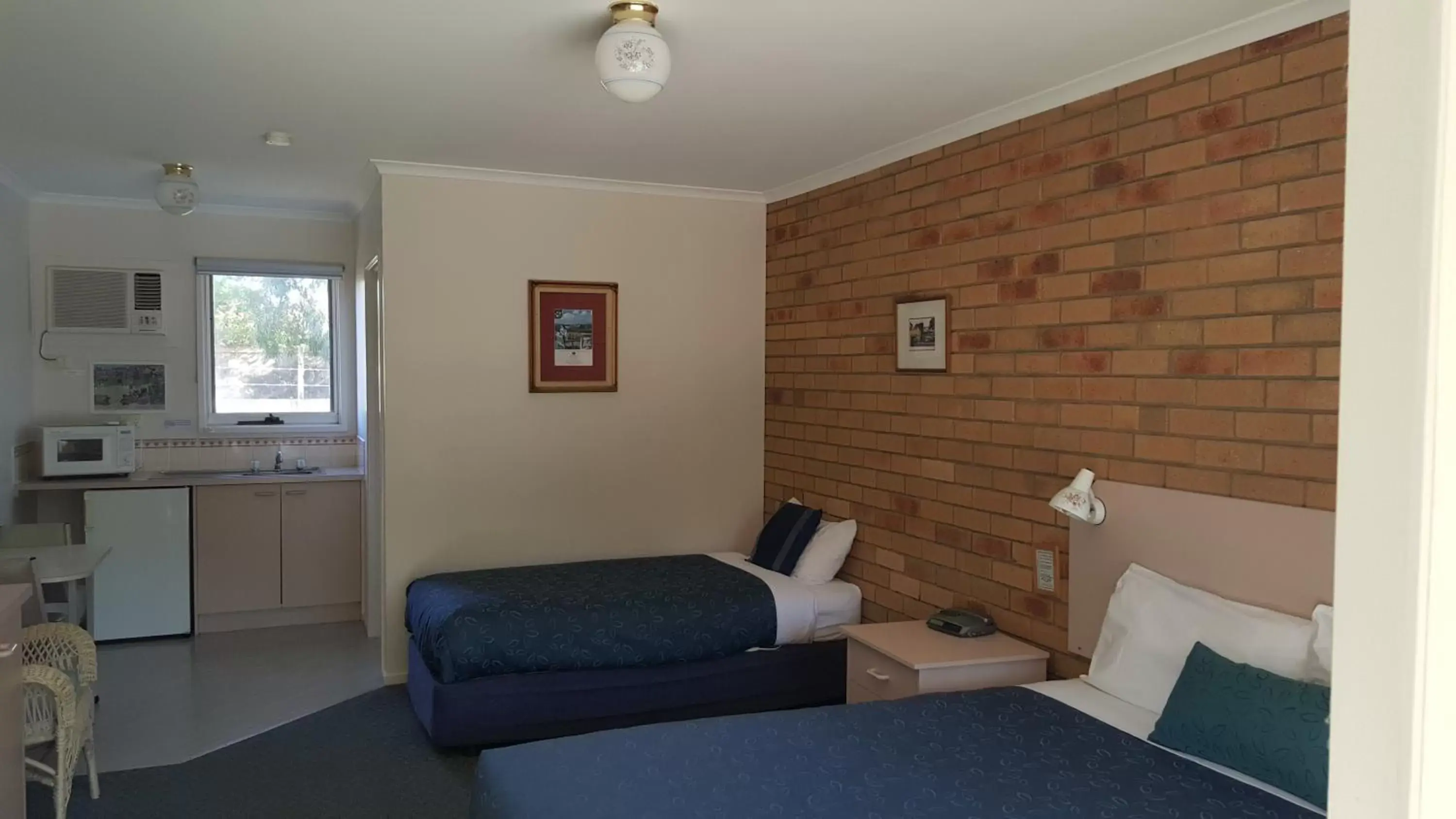 Photo of the whole room, Seating Area in The Balnarring Motel