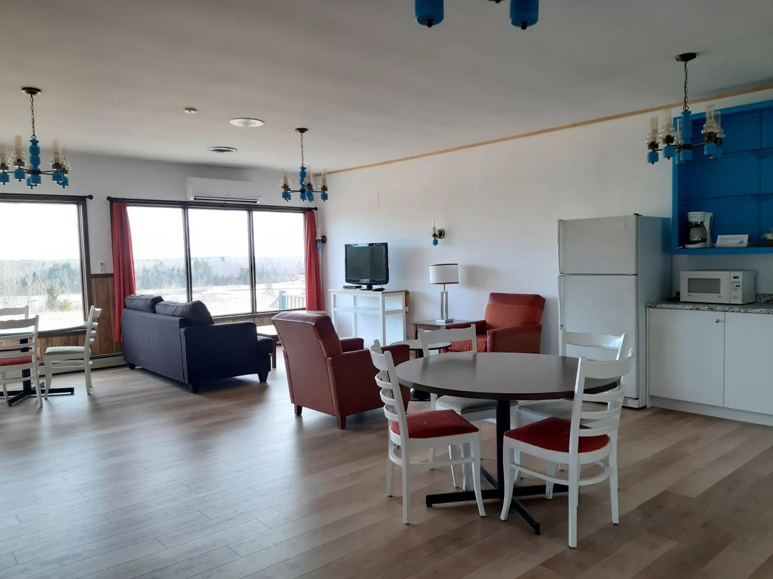 Living room, Dining Area in Balmoral Motel