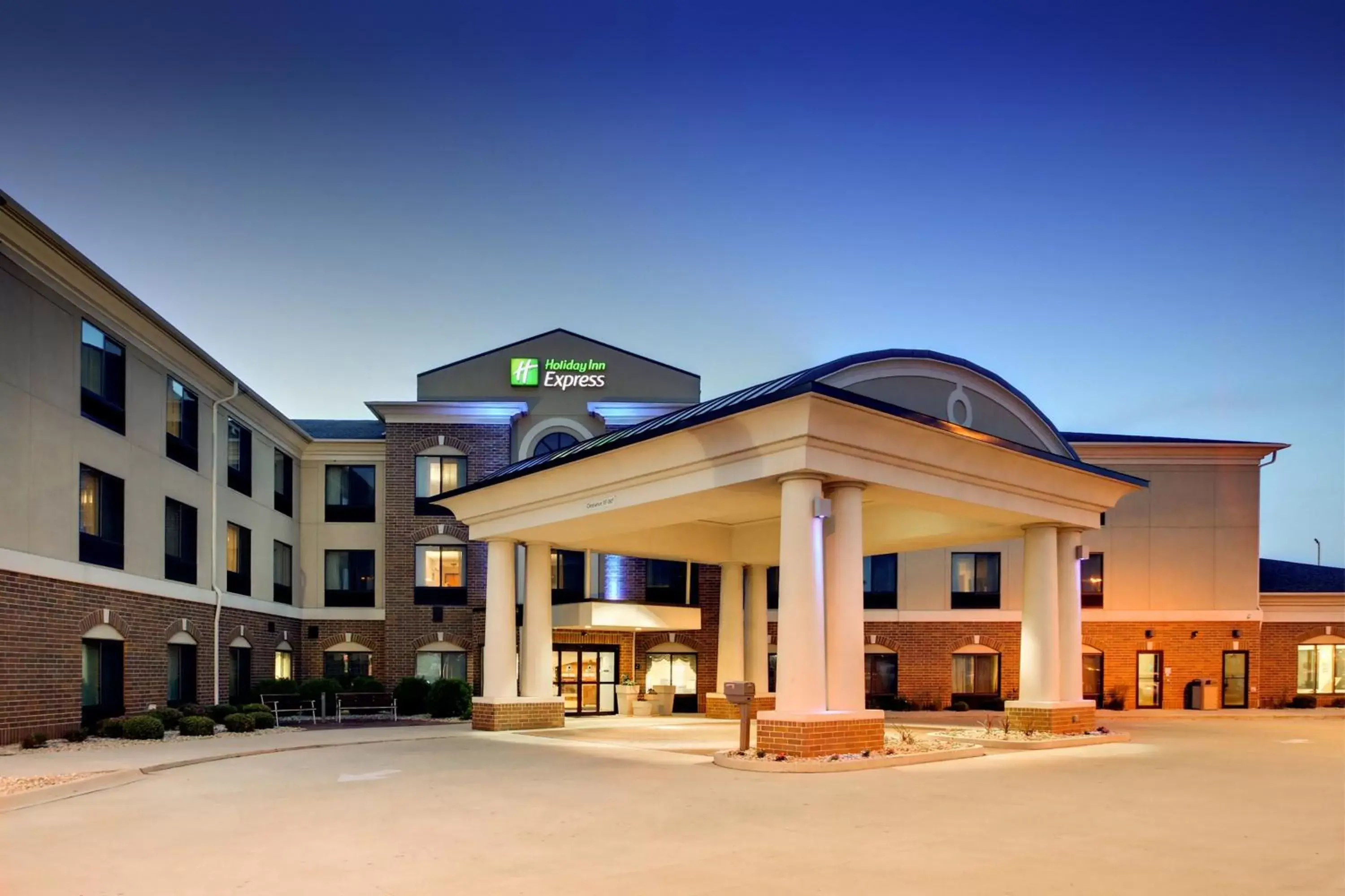Property Building in Holiday Inn Express Peru-Lasalle Area, an IHG Hotel