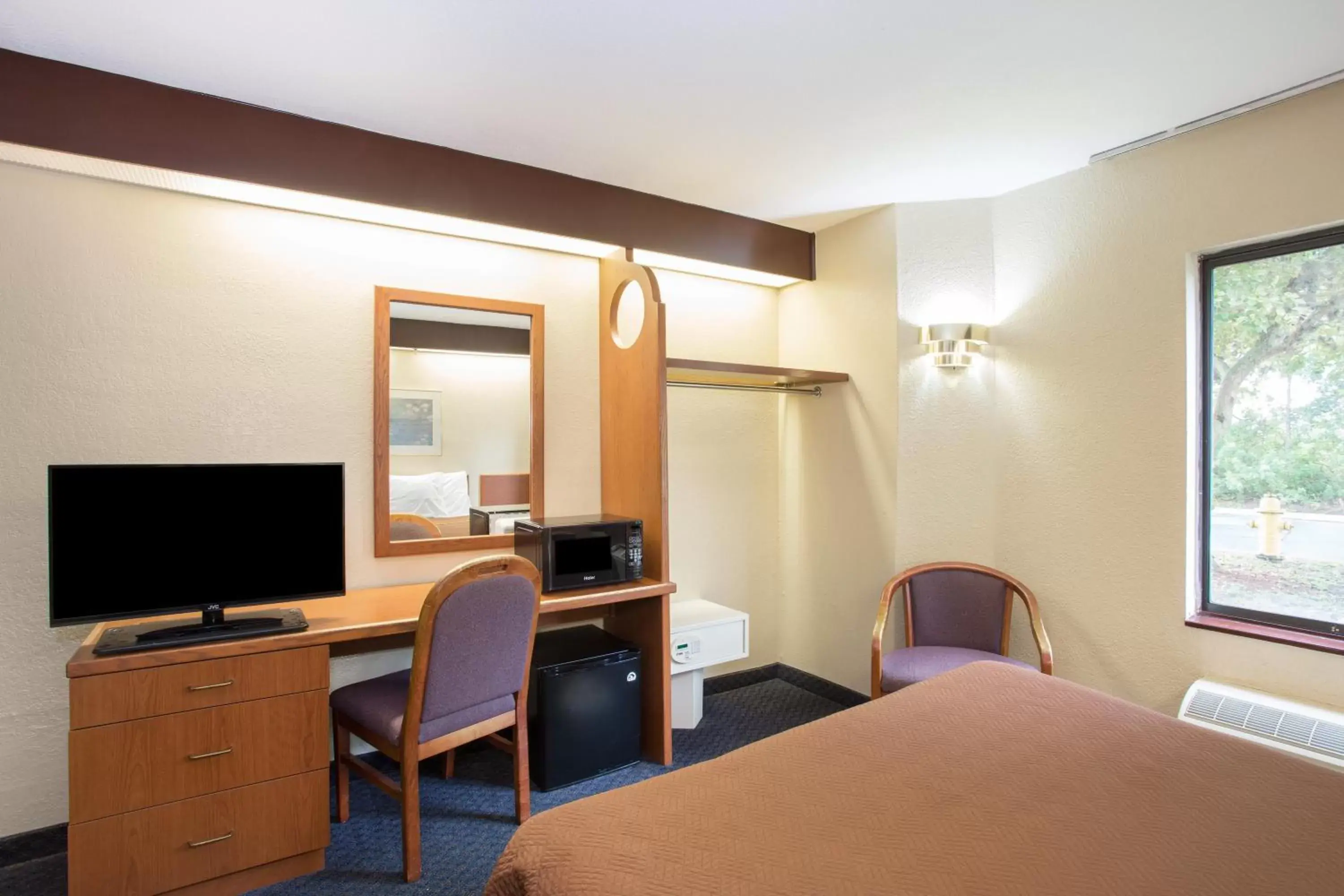 Guests, TV/Entertainment Center in Travelodge by Wyndham Fort Myers Airport