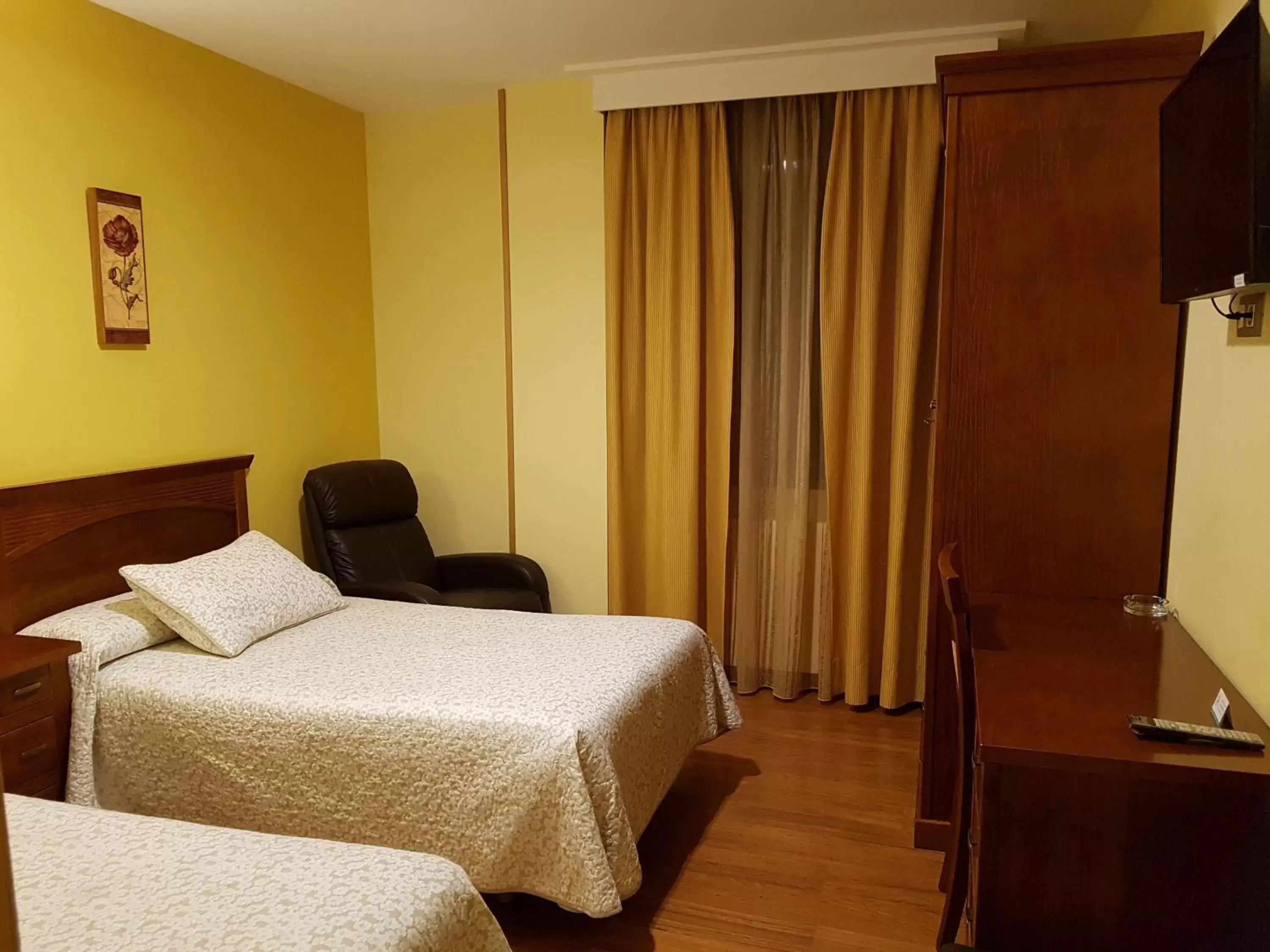 Bedroom, Bed in Hotel Reina Isabel