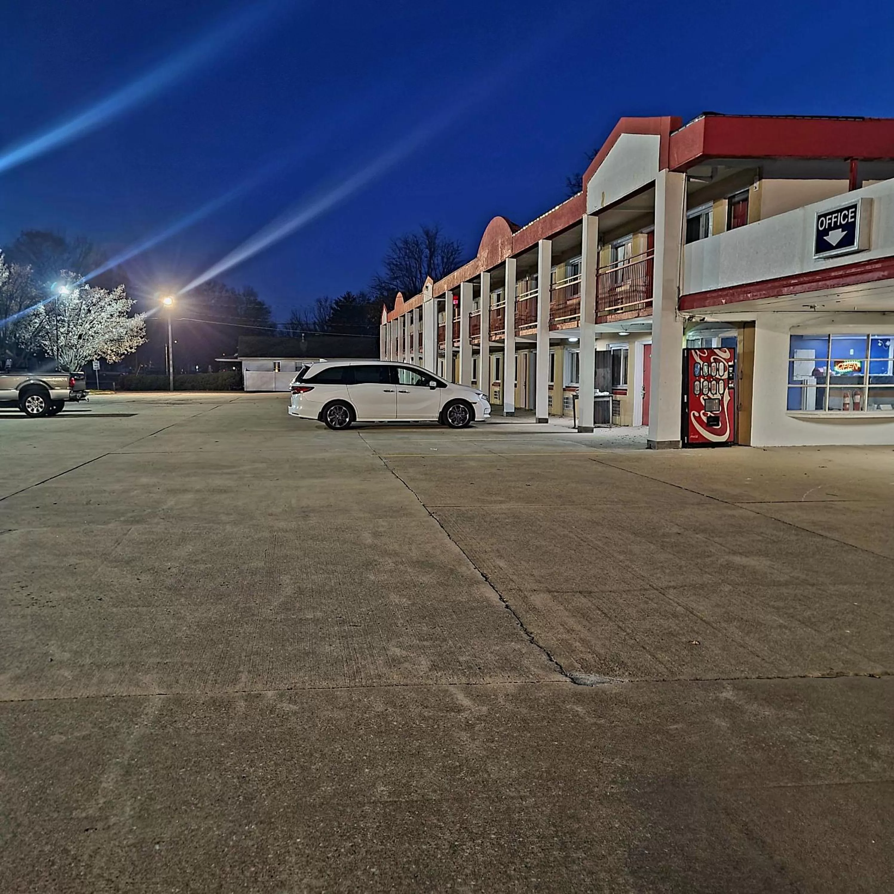 Parking in Americas Best Value Inn Vandalia