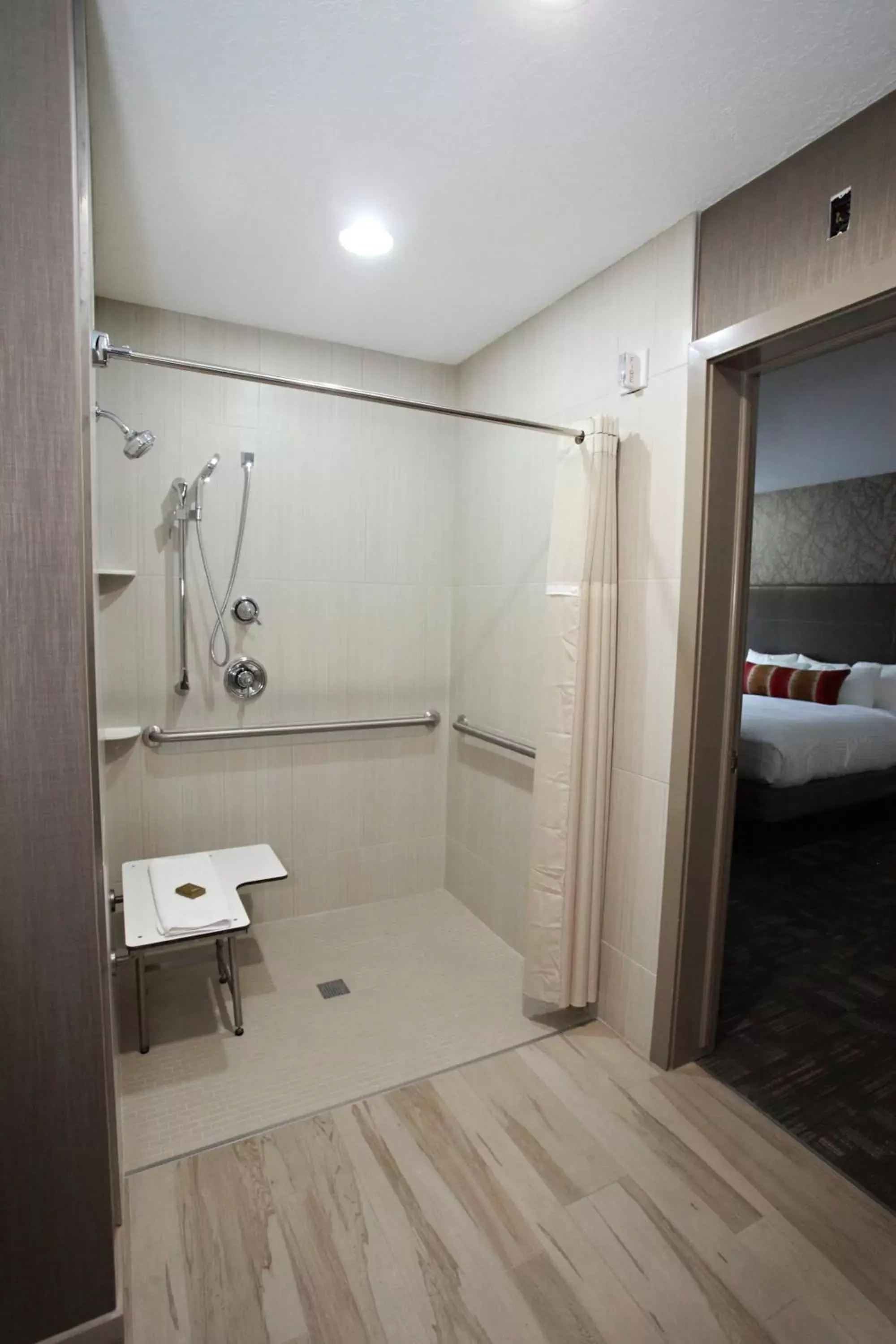 King Room with Roll-In Shower - Disability Access in Best Western Plus CottonTree Inn