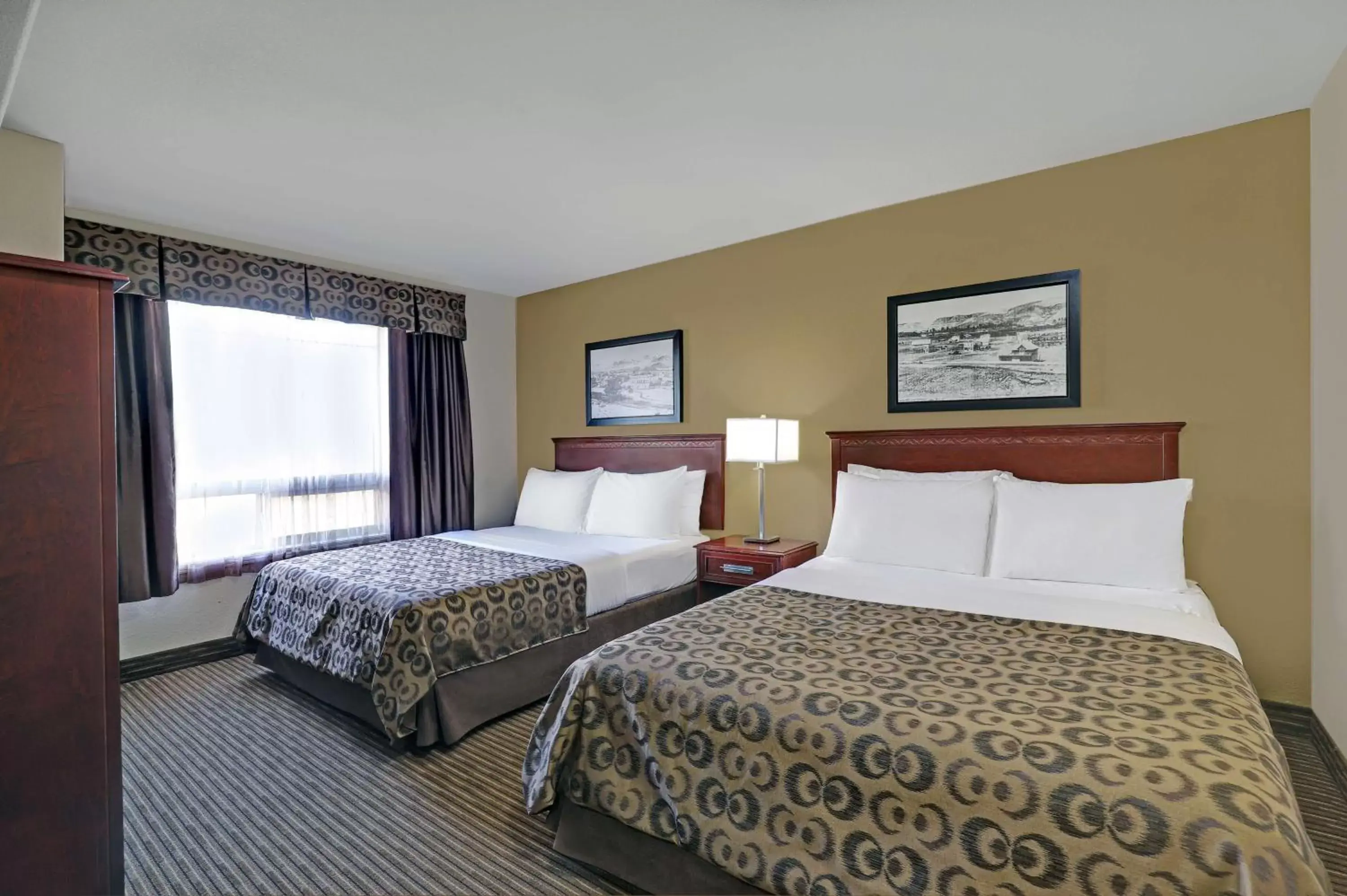 Kitchen or kitchenette, Bed in SureStay Plus Hotel by Best Western Drumheller