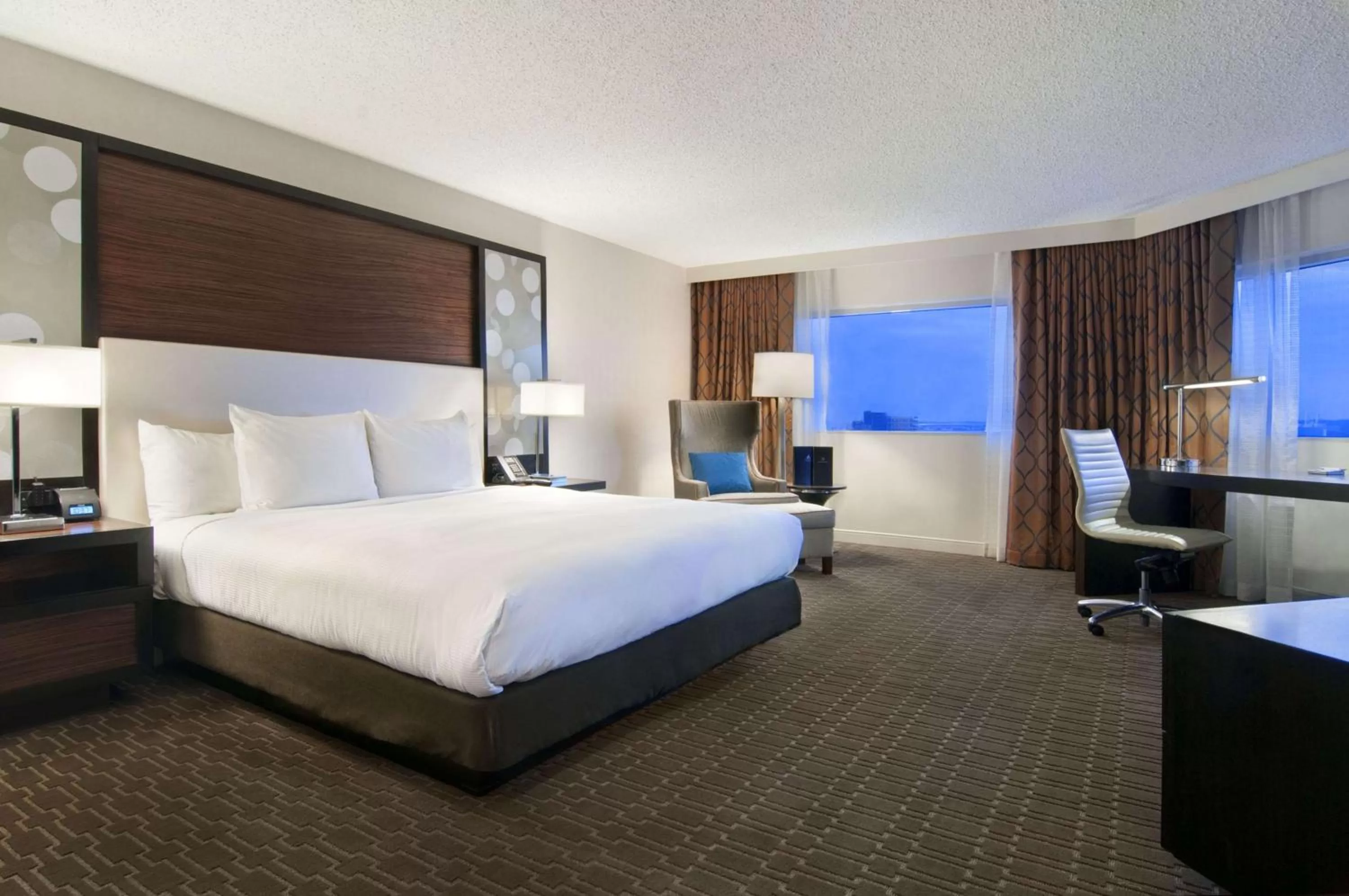 Bedroom, Bed in Hilton Atlanta Airport