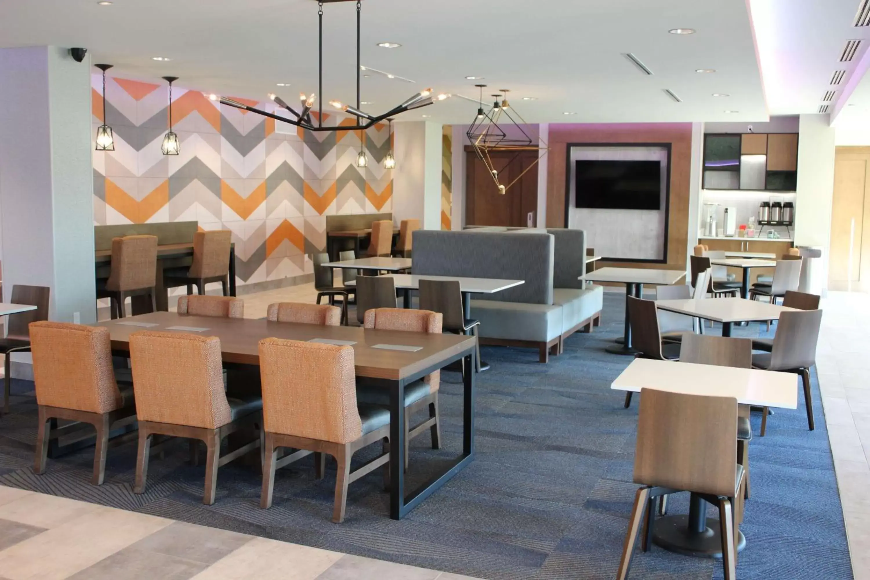 Lobby or reception, Restaurant/Places to Eat in La Quinta Inn & Suites by Wyndham Bardstown