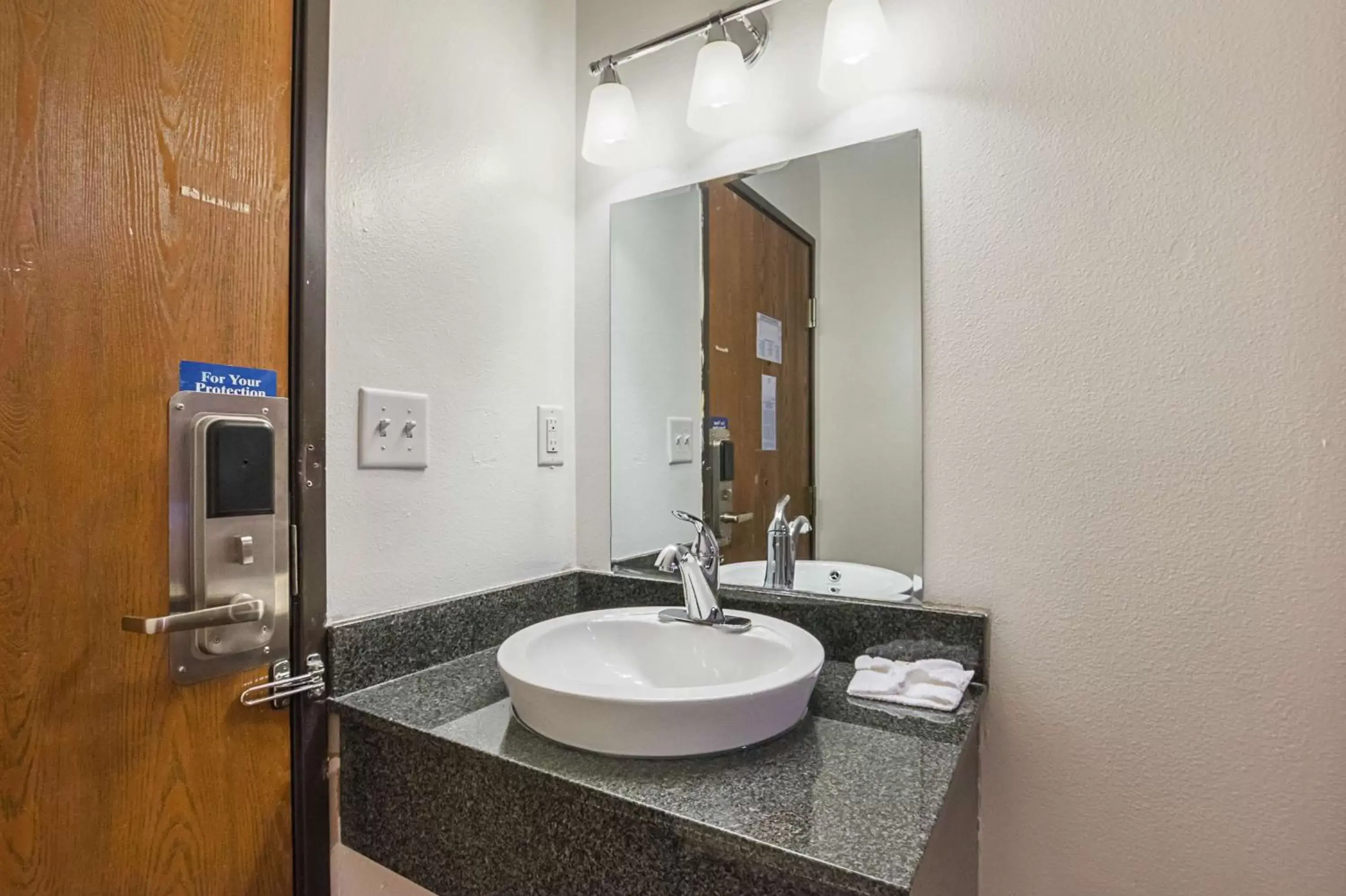 Bathroom in Motel 6-Marshalltown, IA