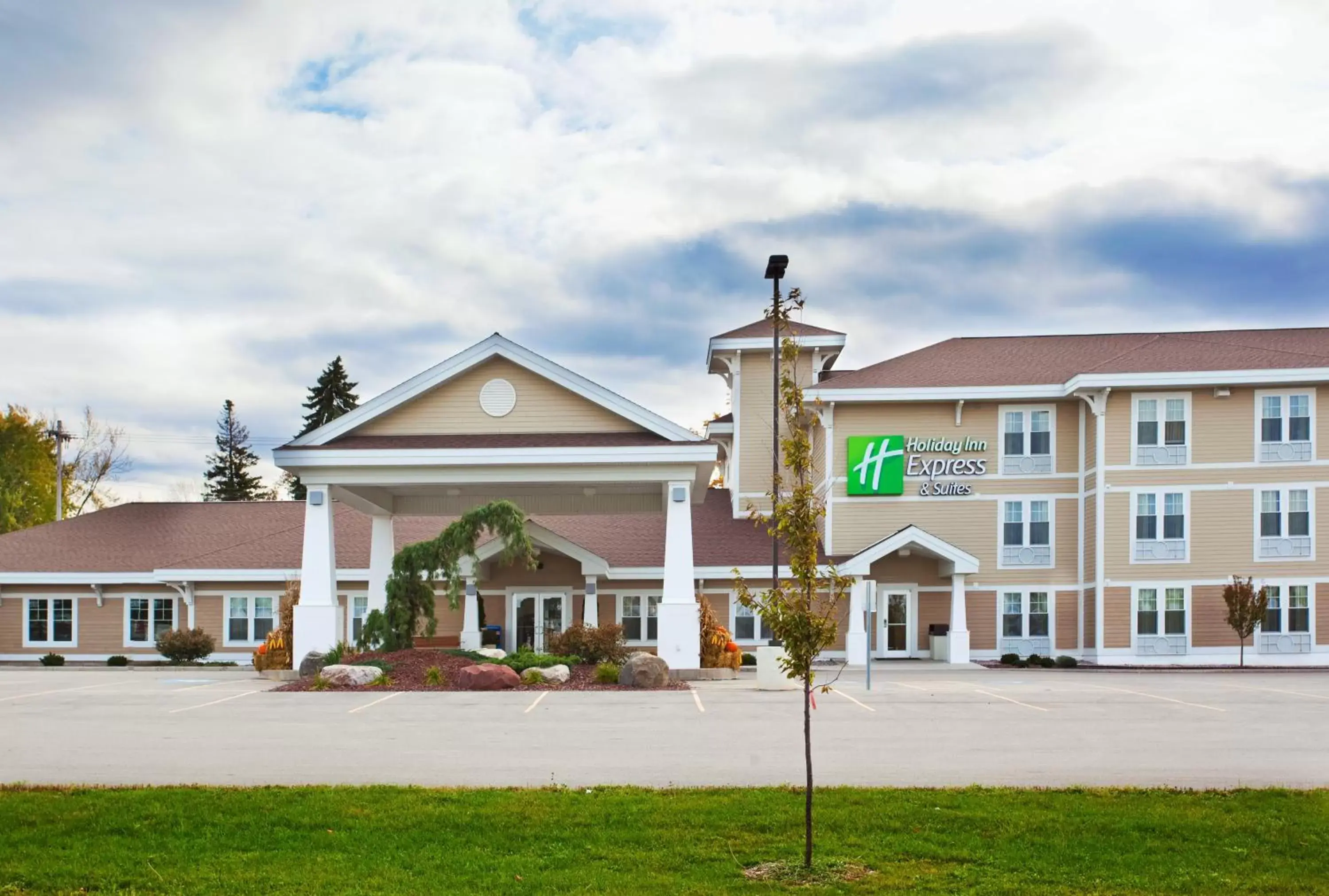 Property Building in Holiday Inn Express & Suites Iron Mountain, an IHG Hotel