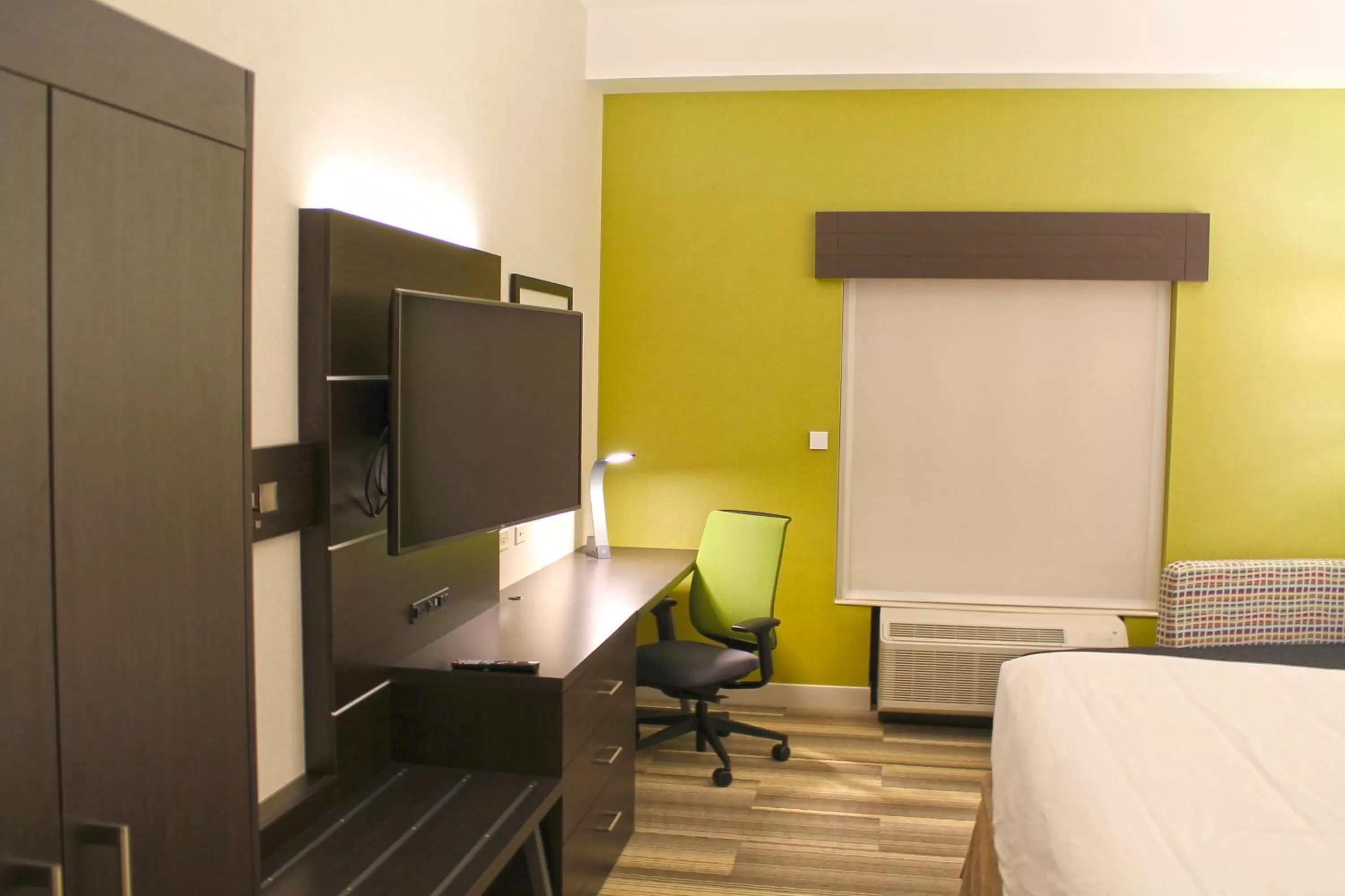 Photo of the whole room, Bed in Holiday Inn Express & Suites - St. Louis South - I-55 by IHG