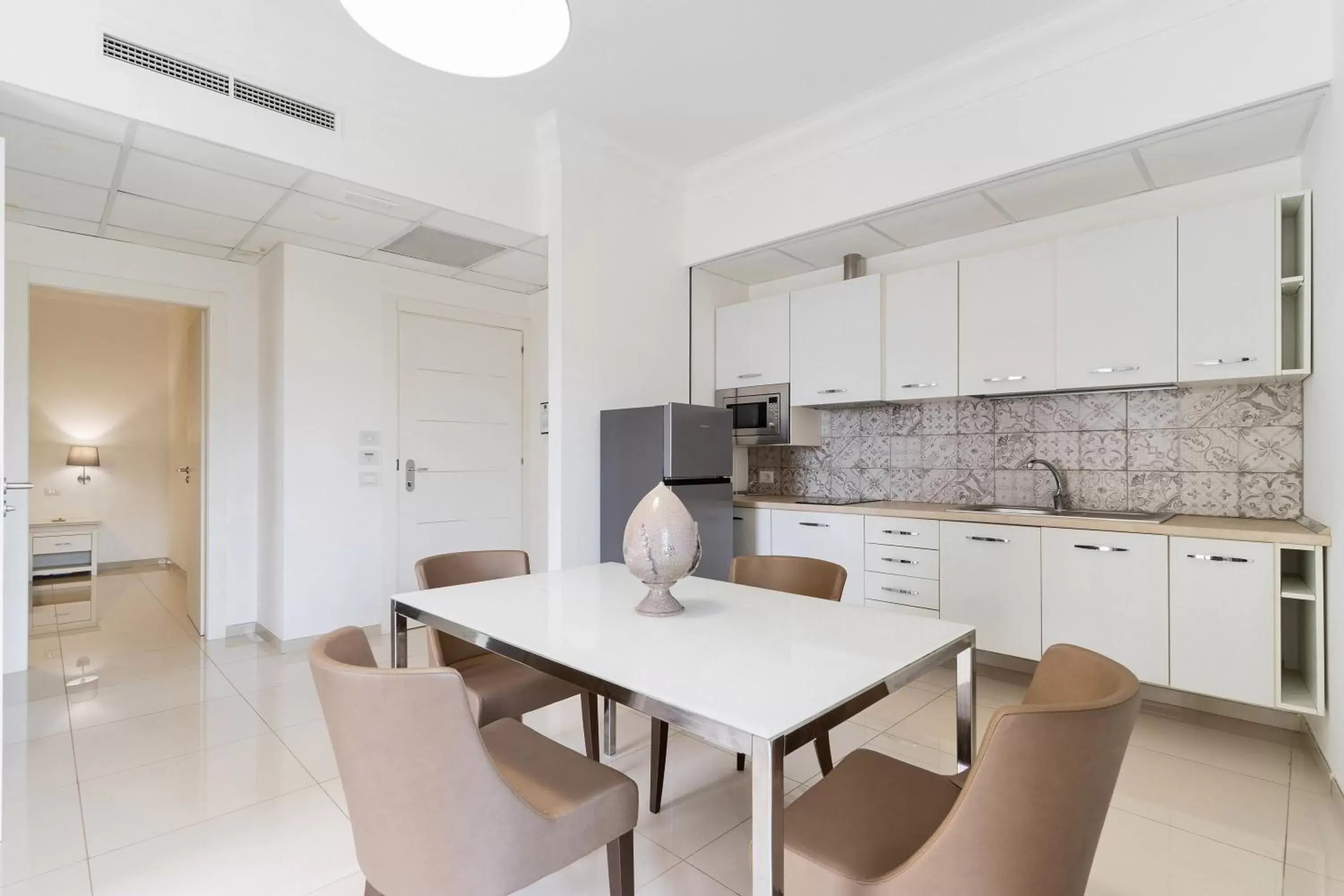 Kitchen or kitchenette, Dining Area in Victoria Palace Hotel & Zen Wellness