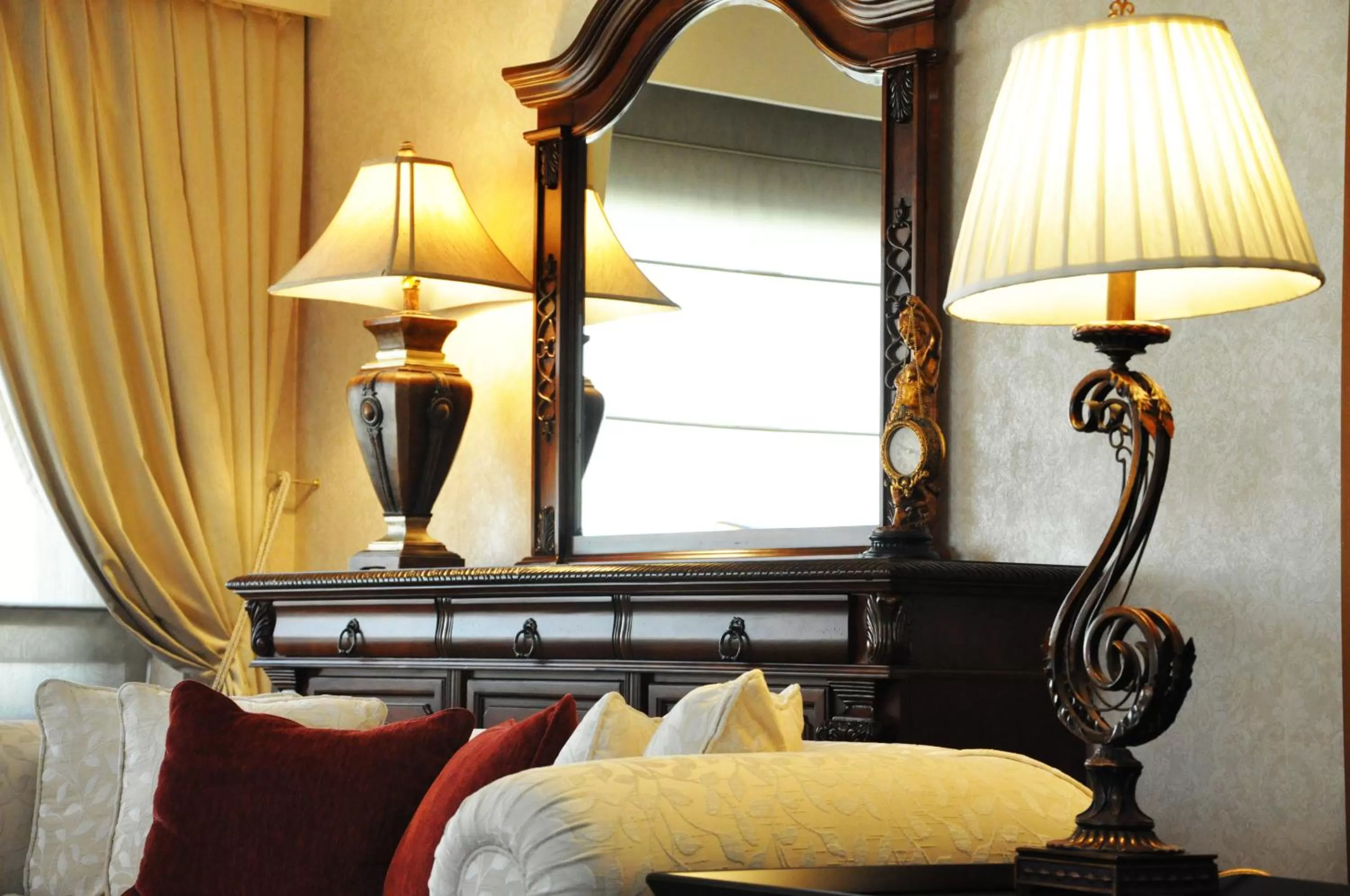 Seating area, Bed in Mövenpick Hotel Izmir