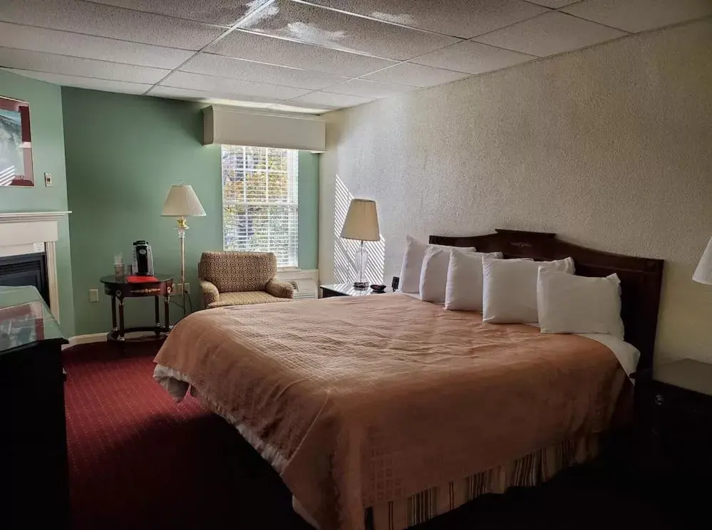 Bedroom, Bed in Fireside Inn and Suites Bangor