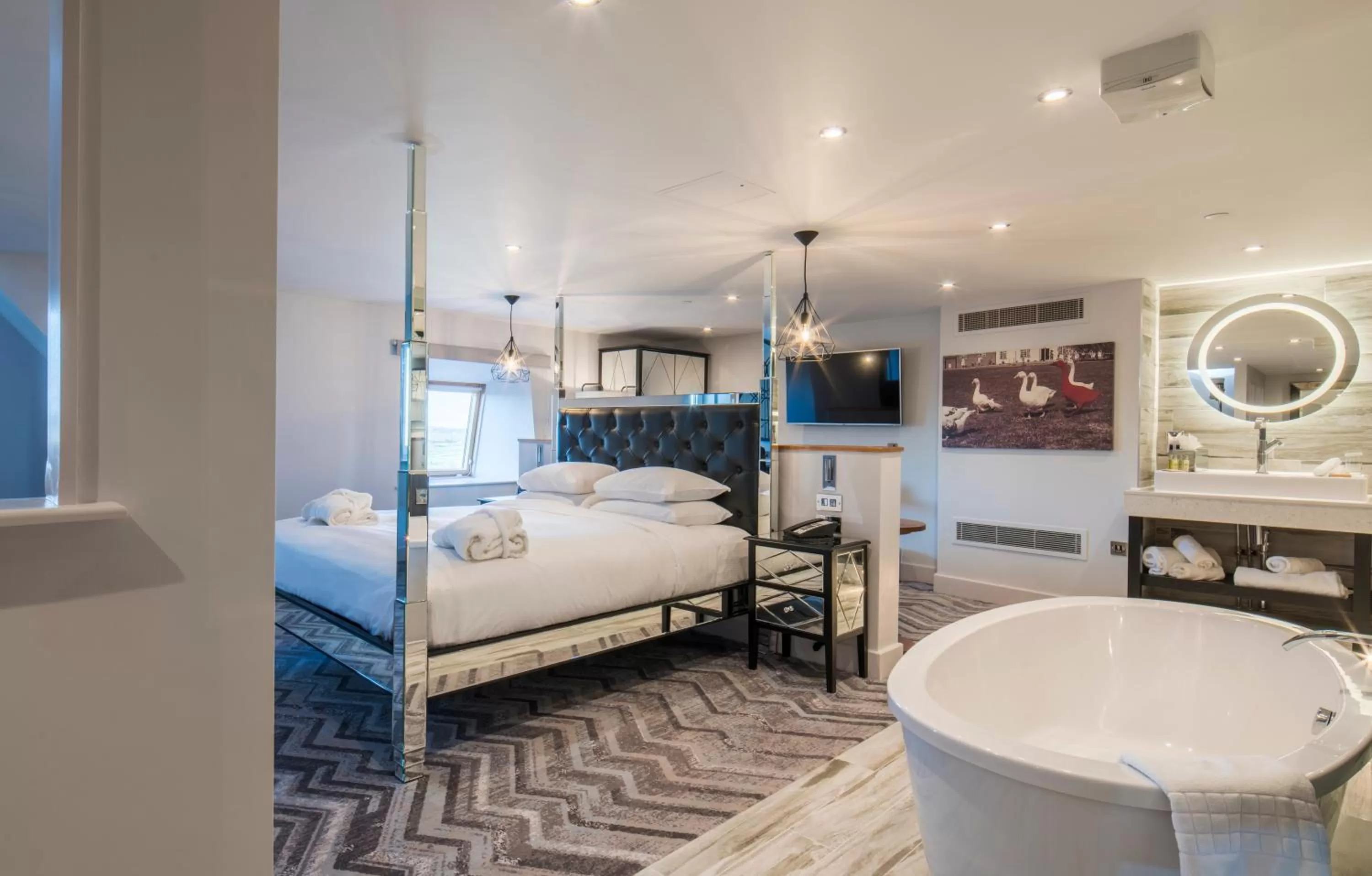 Bathroom, Bed in DoubleTree by Hilton Bristol South - Cadbury House