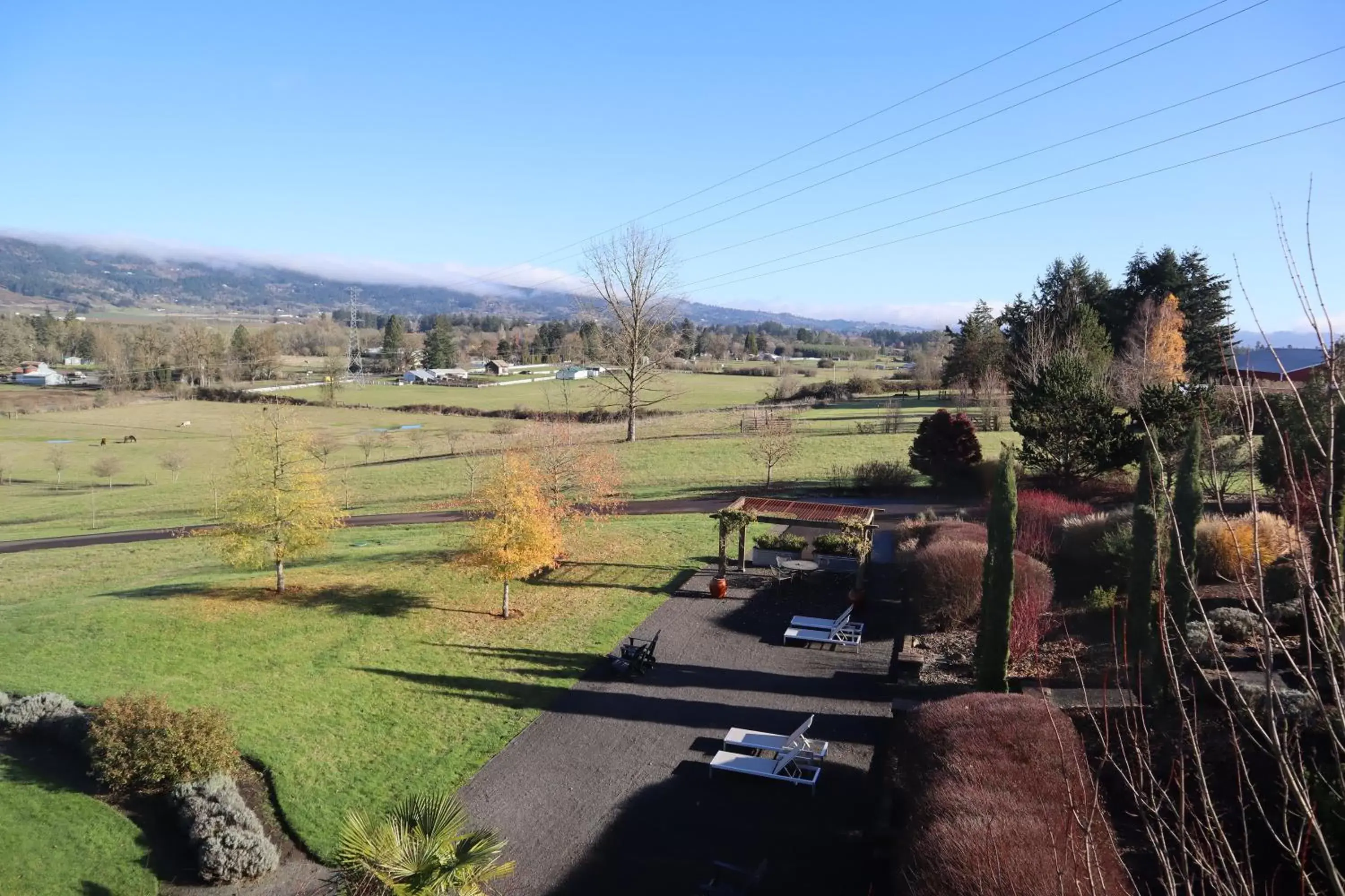 Mountain view in The Setting Inn Willamette Valley