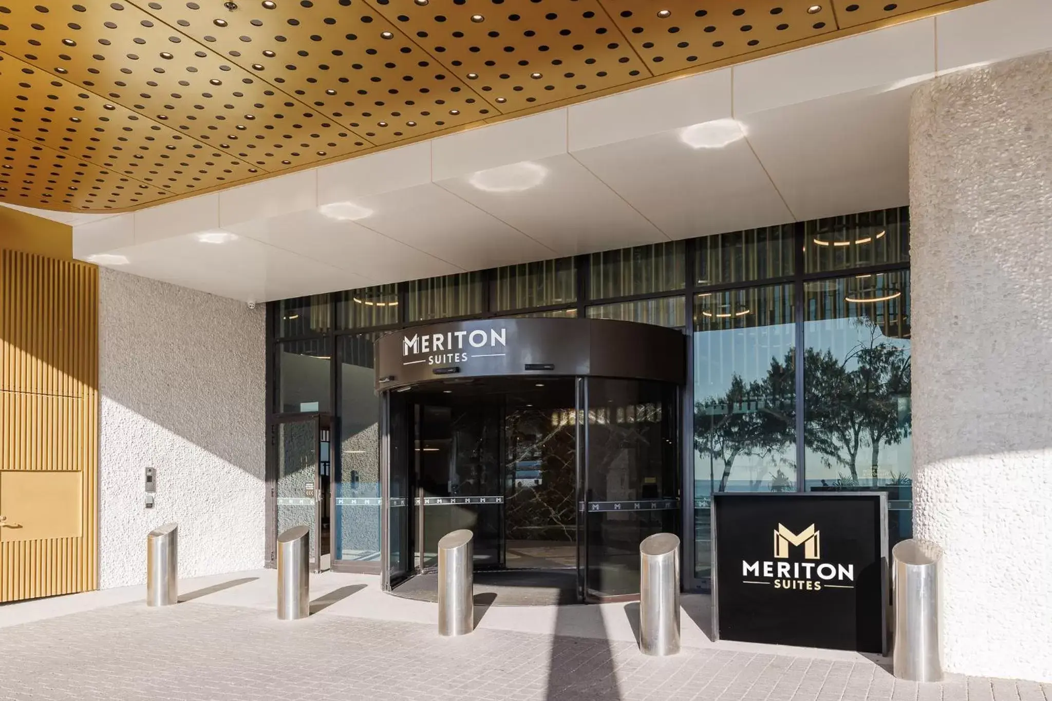 Property building in Meriton Suites Surfers Paradise