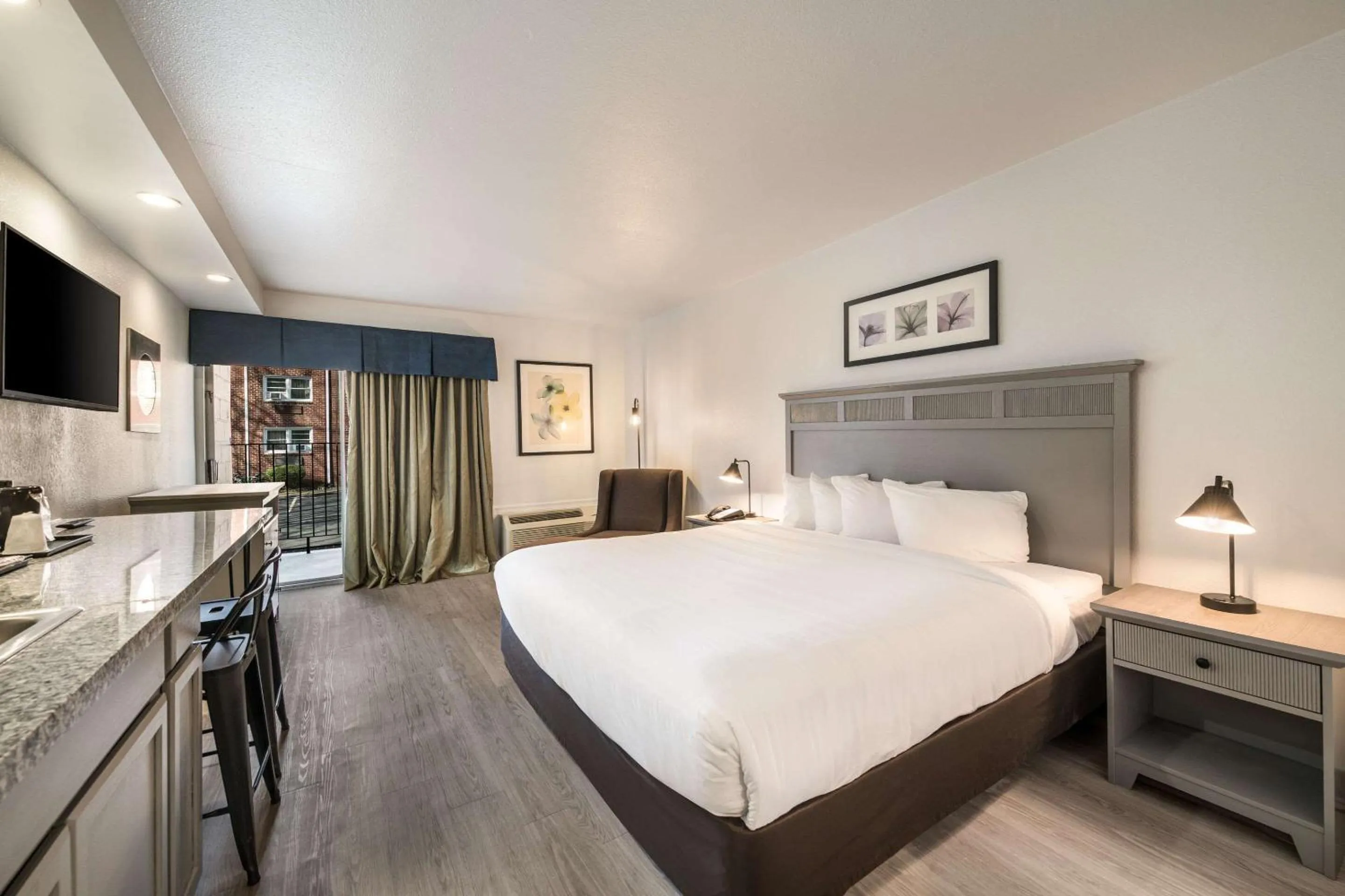 Photo of the whole room, Bed in Suburban Studios Williamsburg Central