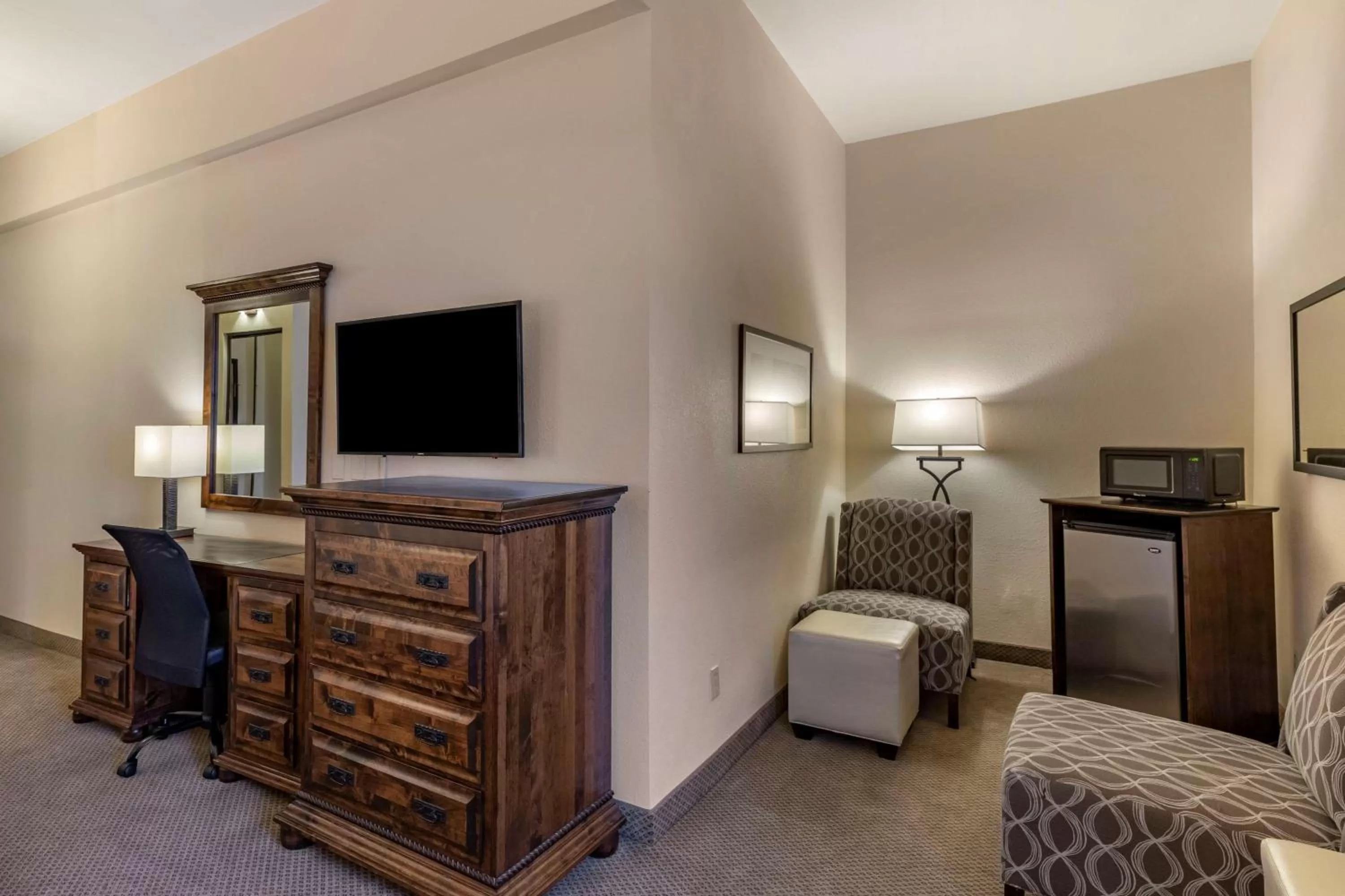 Seating area, Bed in Best Western Brighton Inn