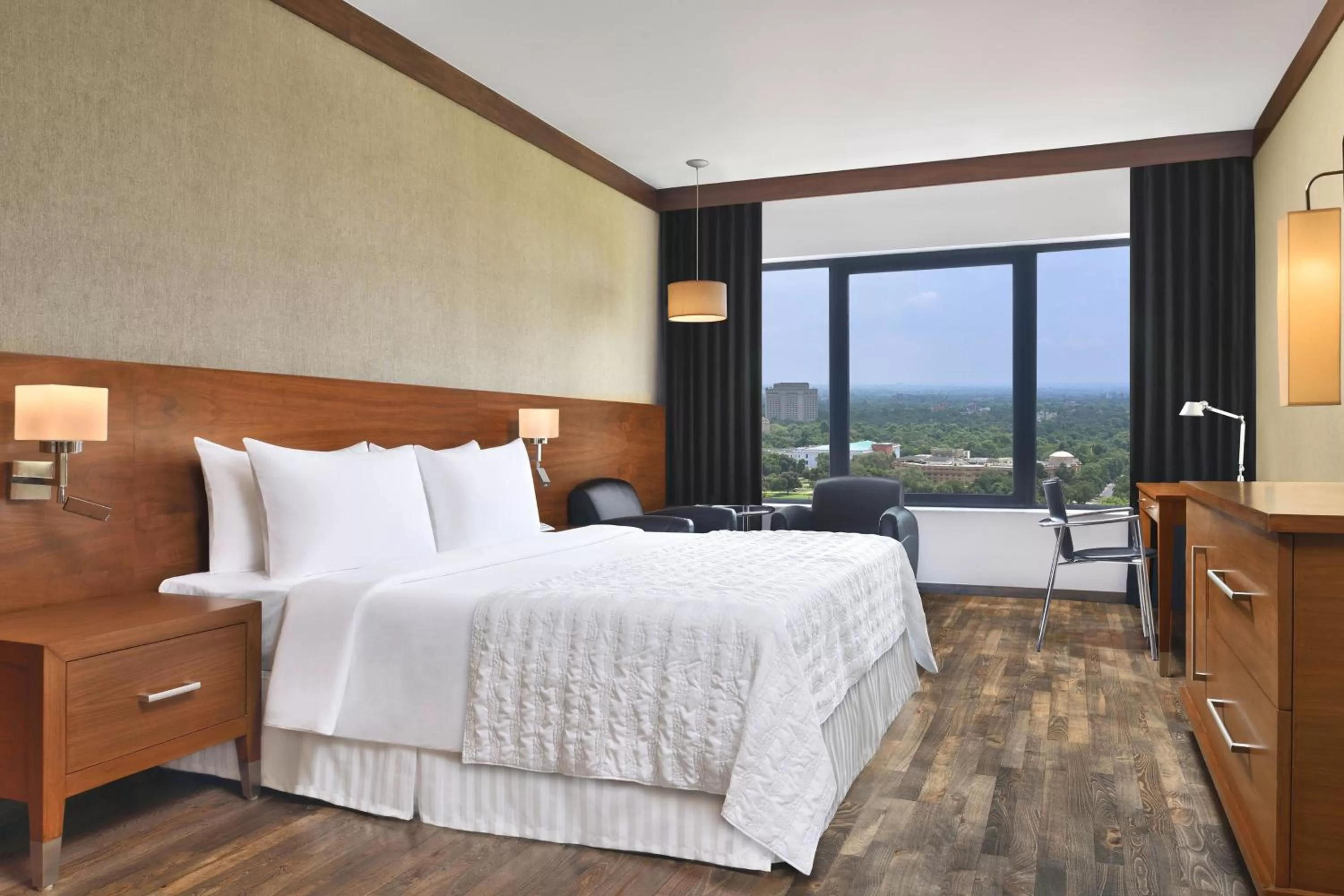 Photo of the whole room, Bed in Le Meridien New Delhi