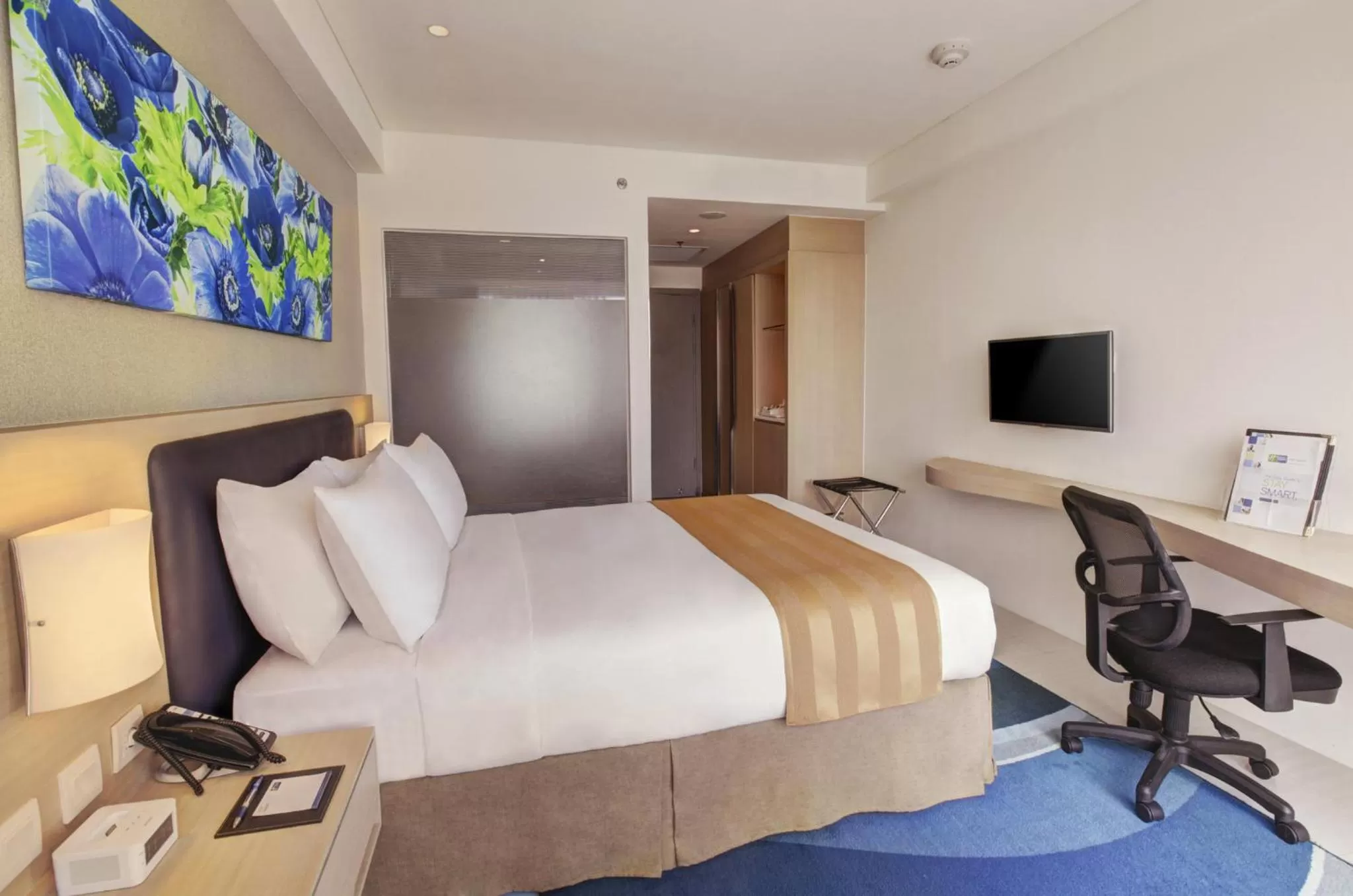 Photo of the whole room, Bed in Holiday Inn Express Jakarta International Expo by IHG