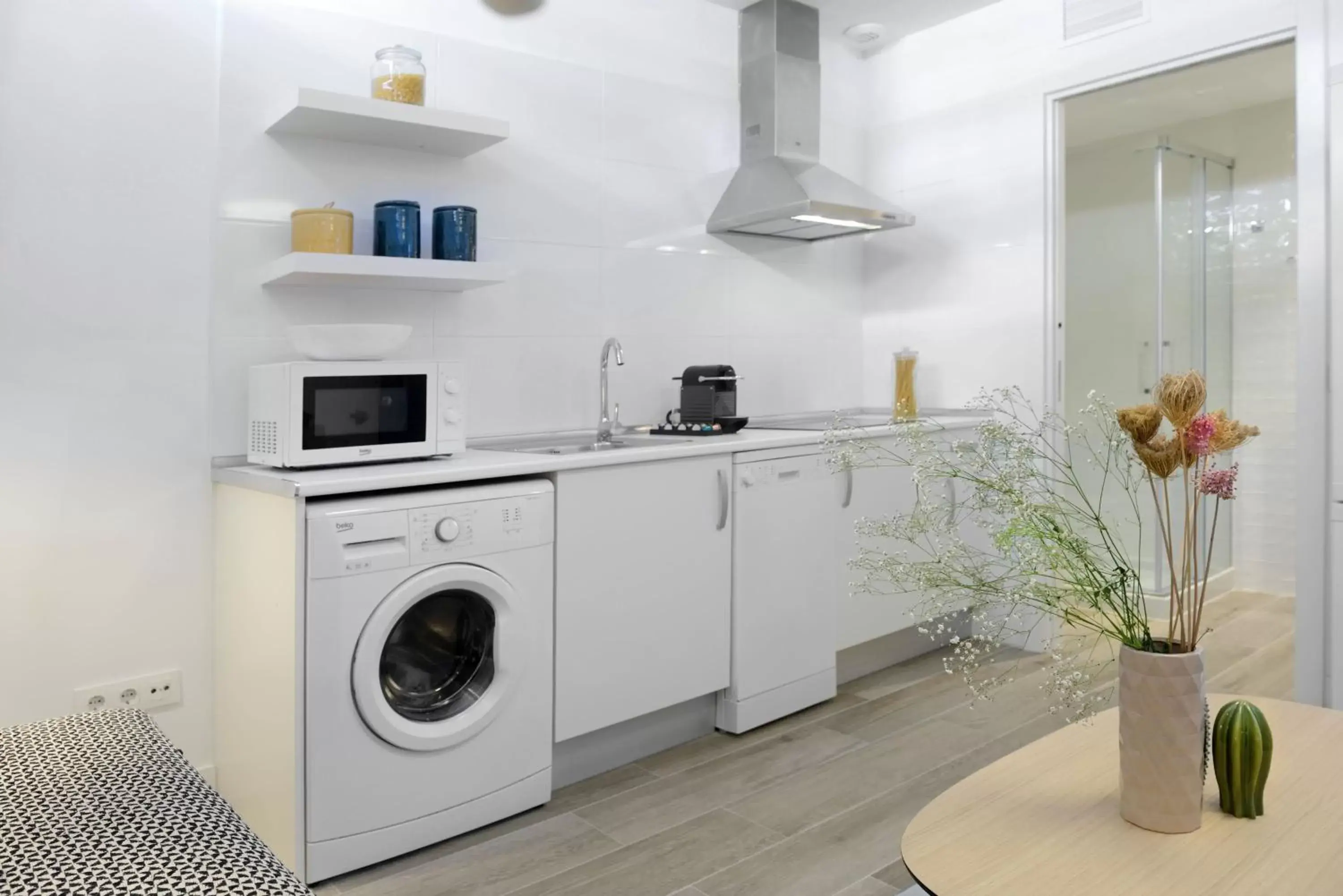 Property building, Kitchen/Kitchenette in nQn Aparts & Suites Madrid