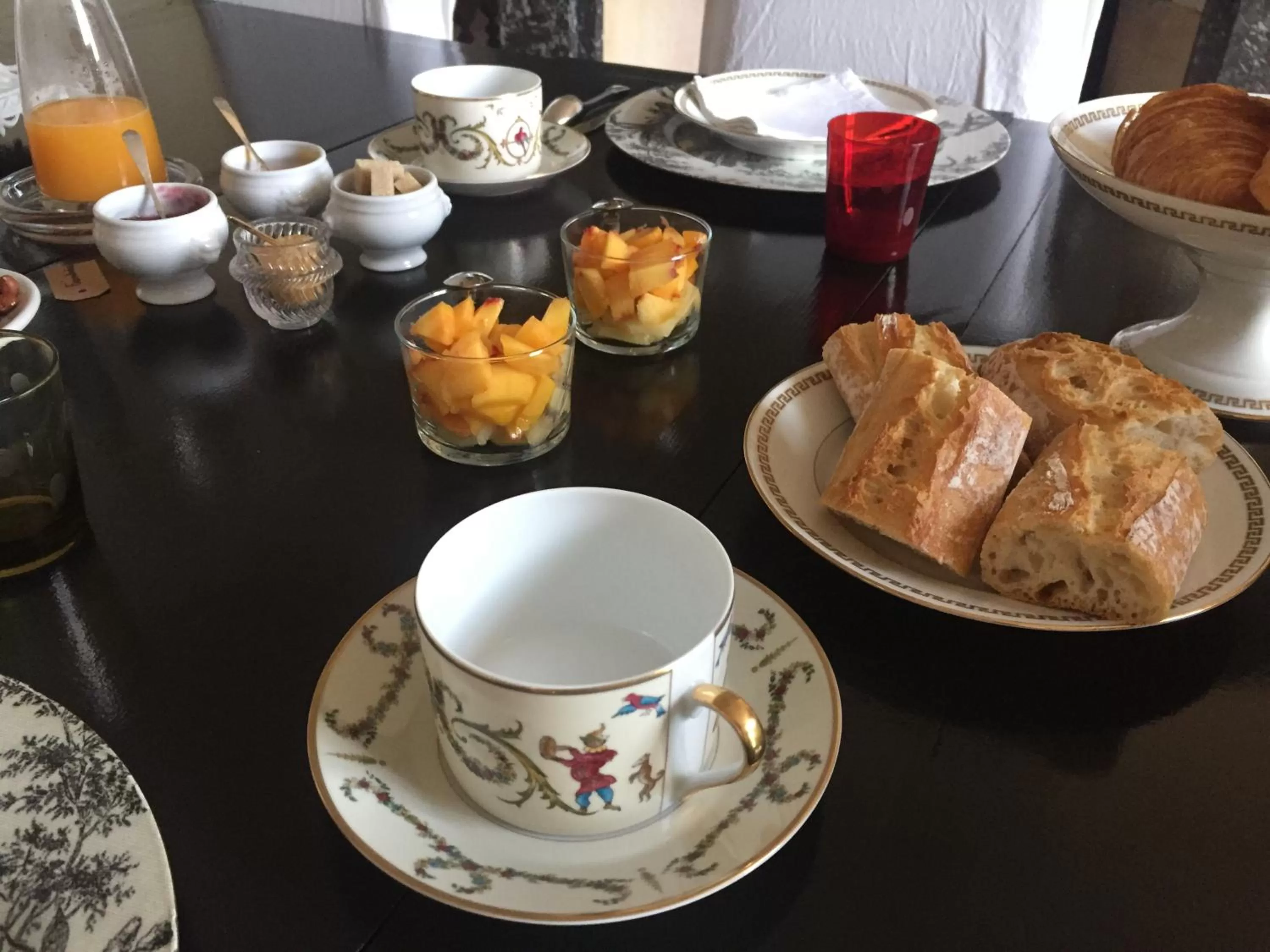 Food and drinks in Au 16 Place Saint Louis