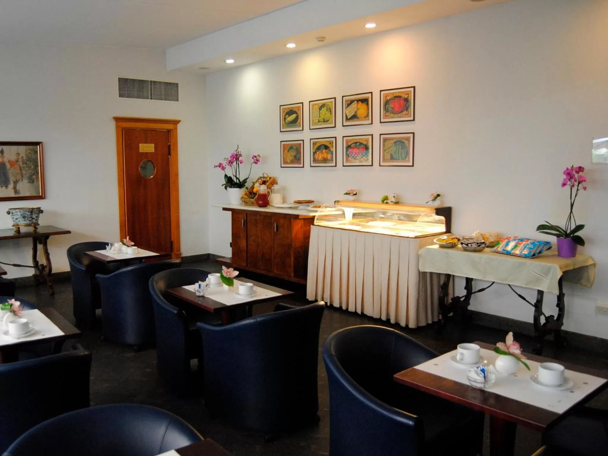 Restaurant/places to eat in Hotel Diplomatic