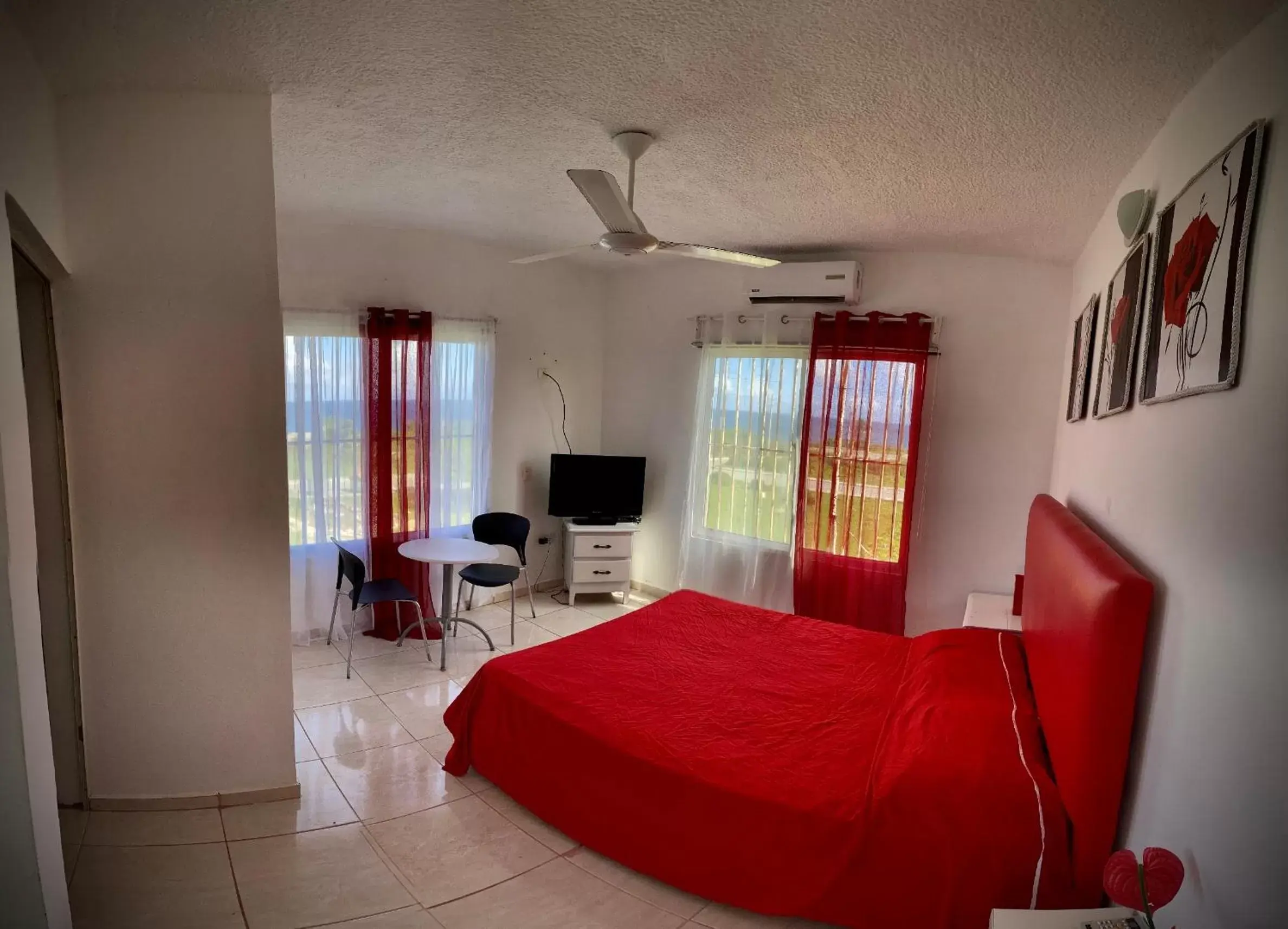 Photo of the whole room in El Malecon B&B Hotel