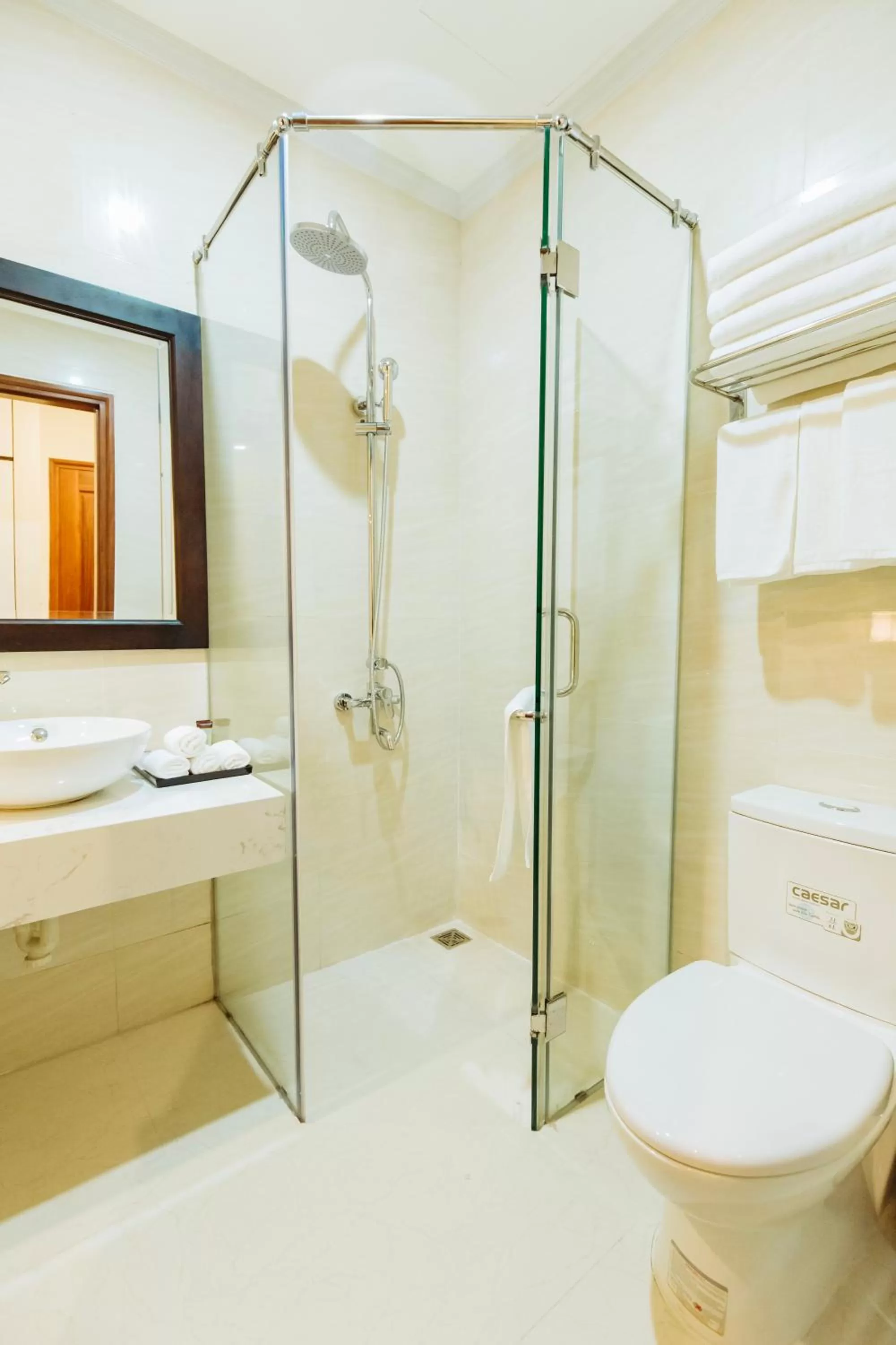 Bathroom in Paragon Noi bai Hotel & Pool