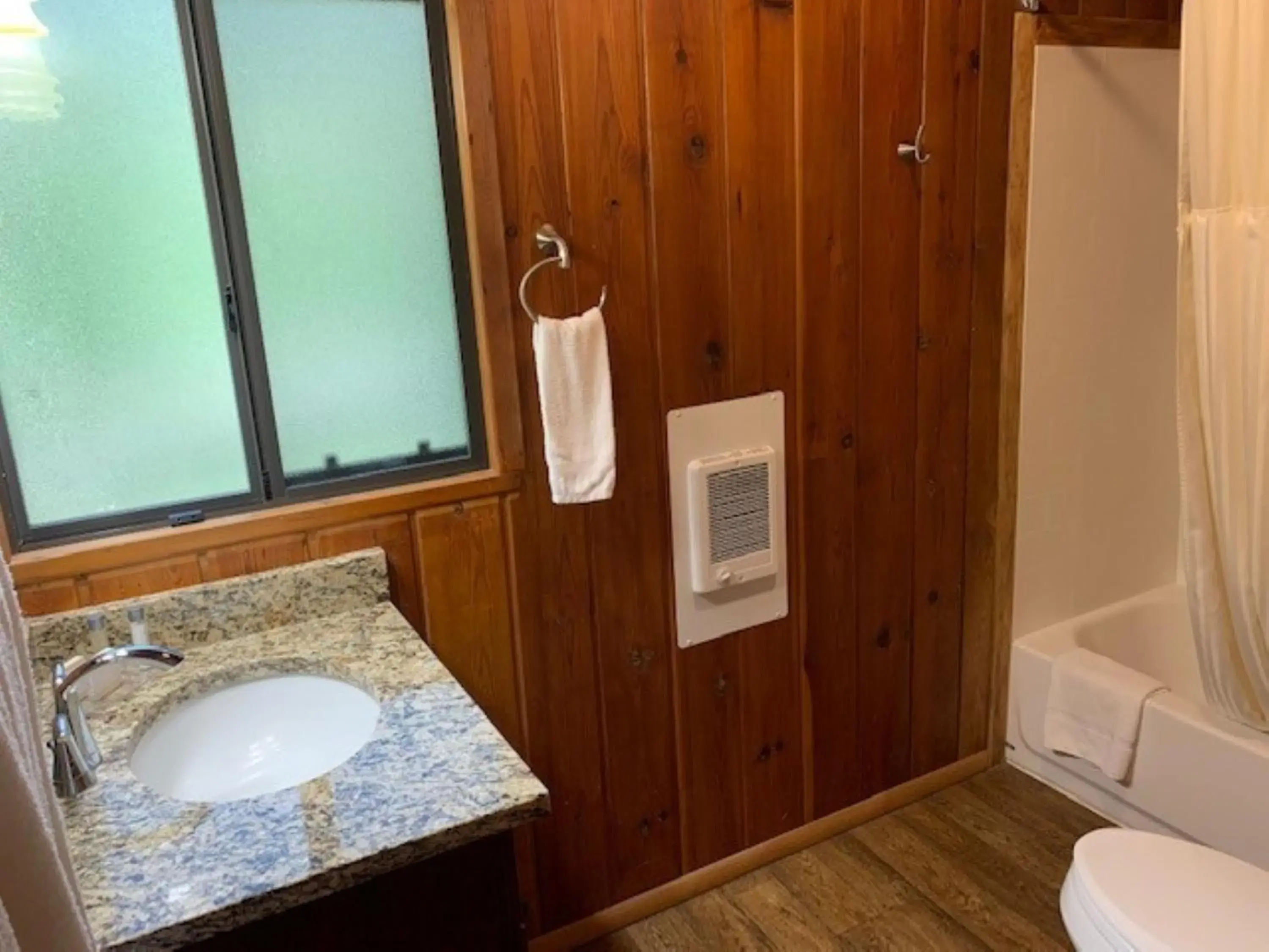 Bathroom in Kohl's Ranch Lodge