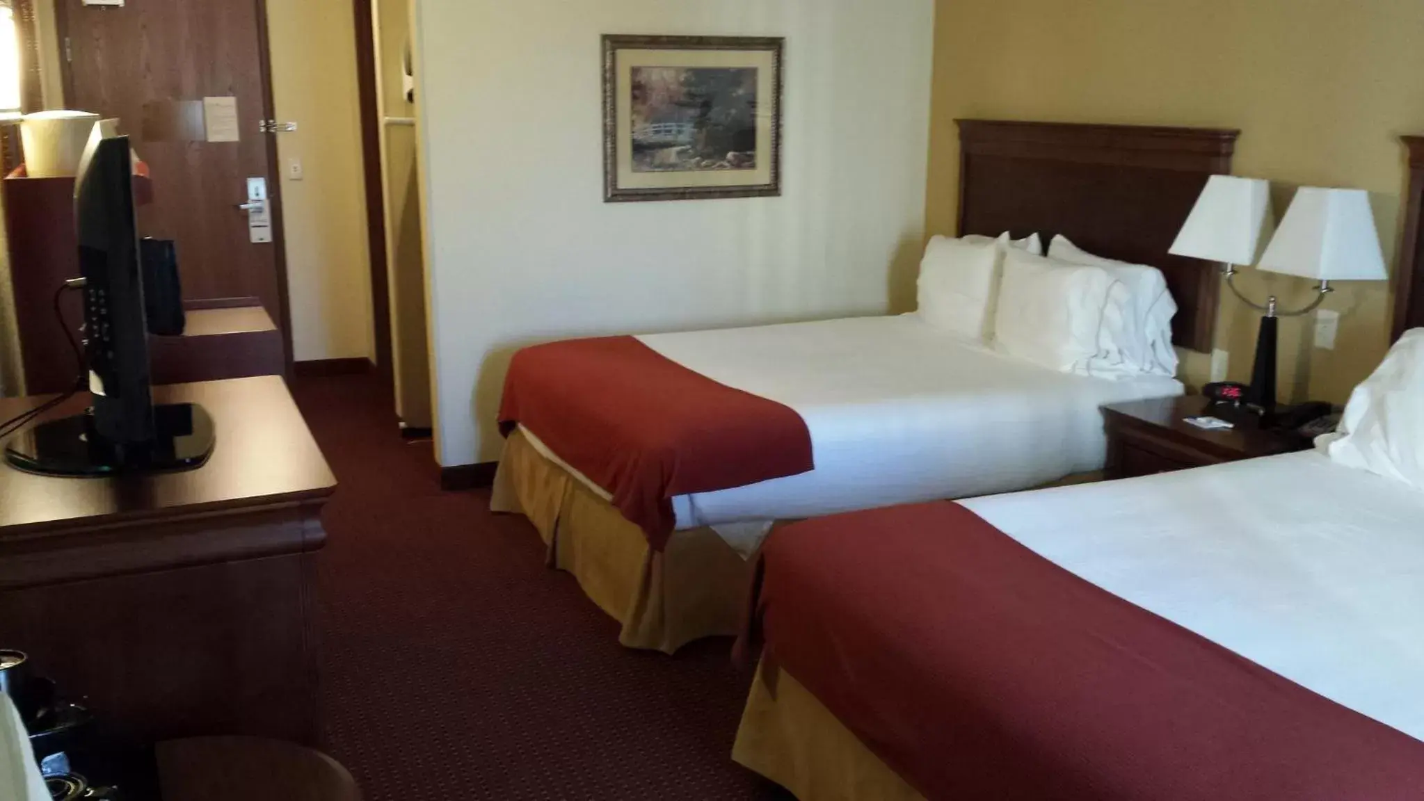 Photo of the whole room, Bed in Holiday Inn Express Airport East, an IHG Hotel