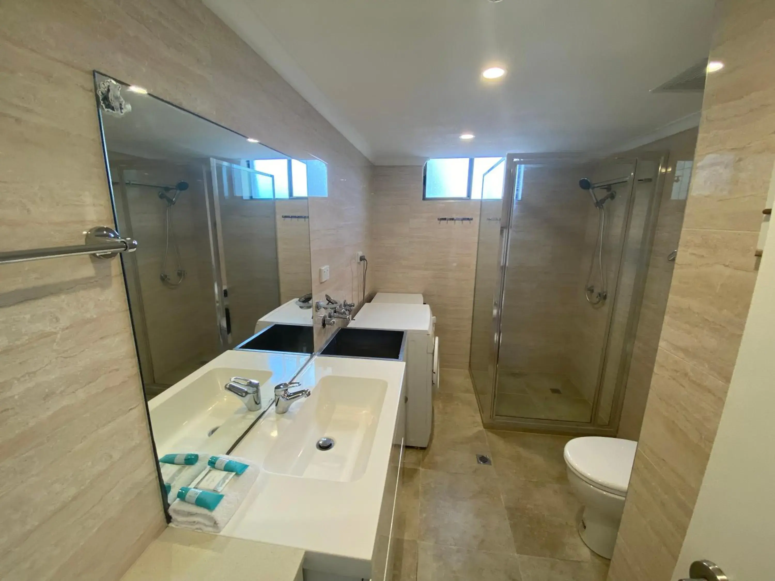 Bathroom in Enderley Gardens Resort