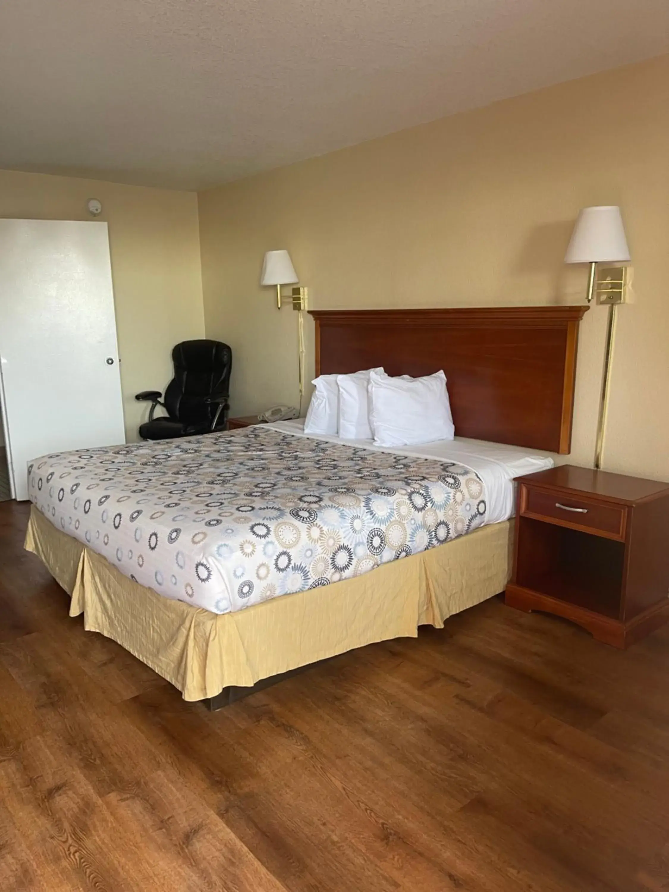 acessibility, Bed in Hole Inn the Wall Hotel - Sunset Plaza - Fort Walton Beach