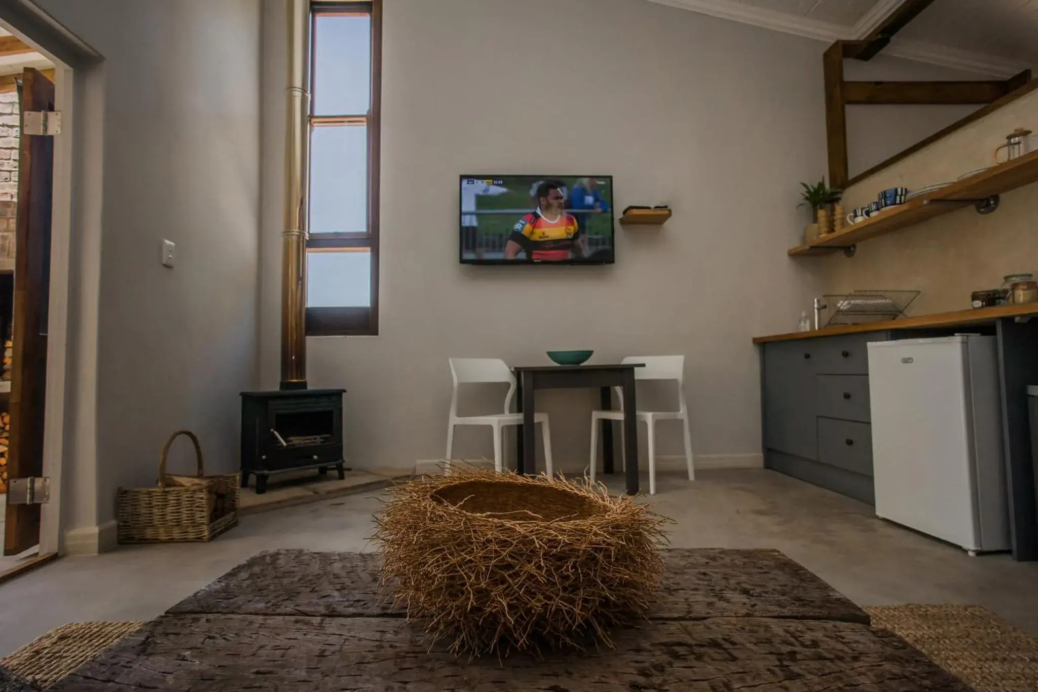 Dining area, TV/Entertainment Center in A Hilltop Country Retreat