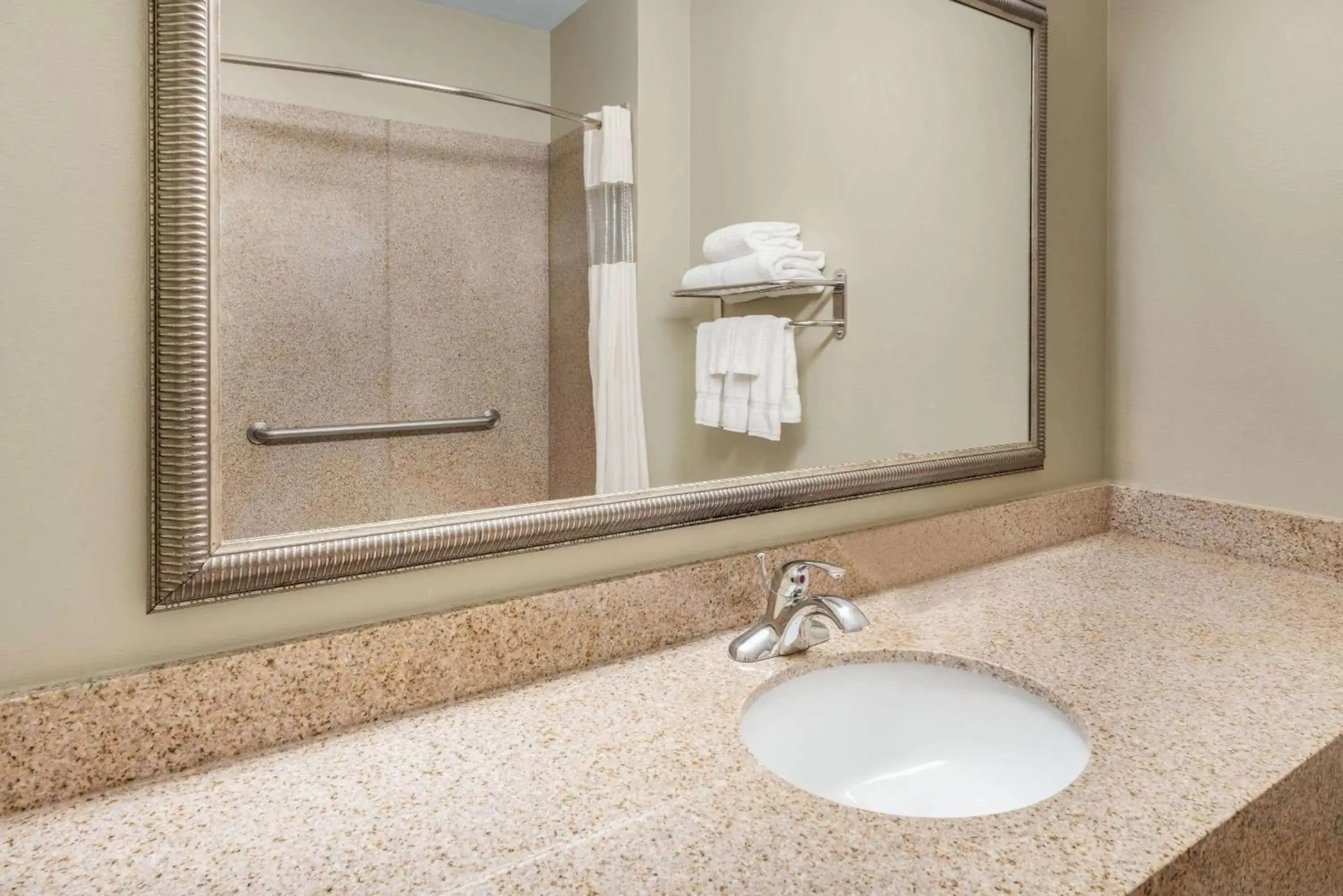 Bathroom in La Quinta Inn & Suites by Wyndham Broussard - Lafayette Area
