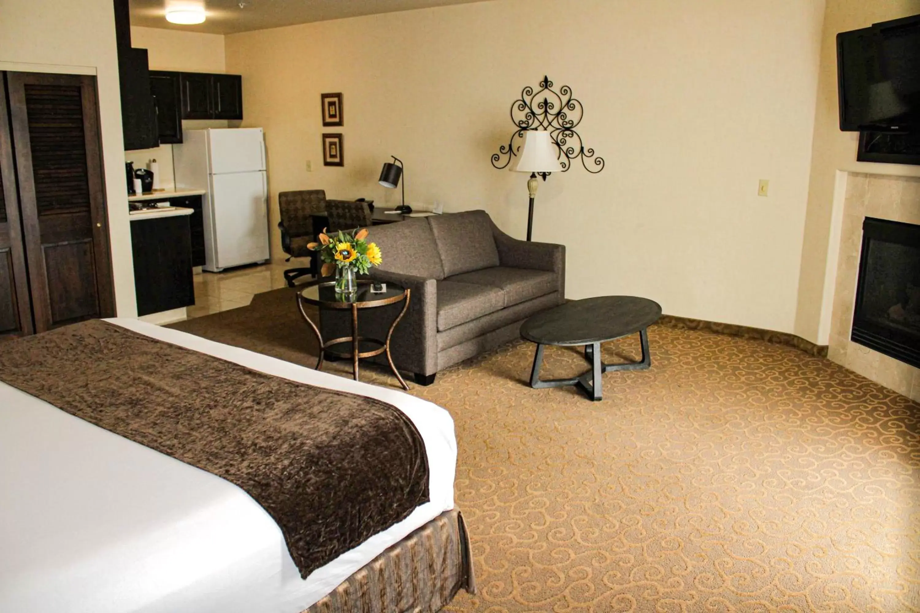 Bed, Seating Area in Oxford Suites Boise