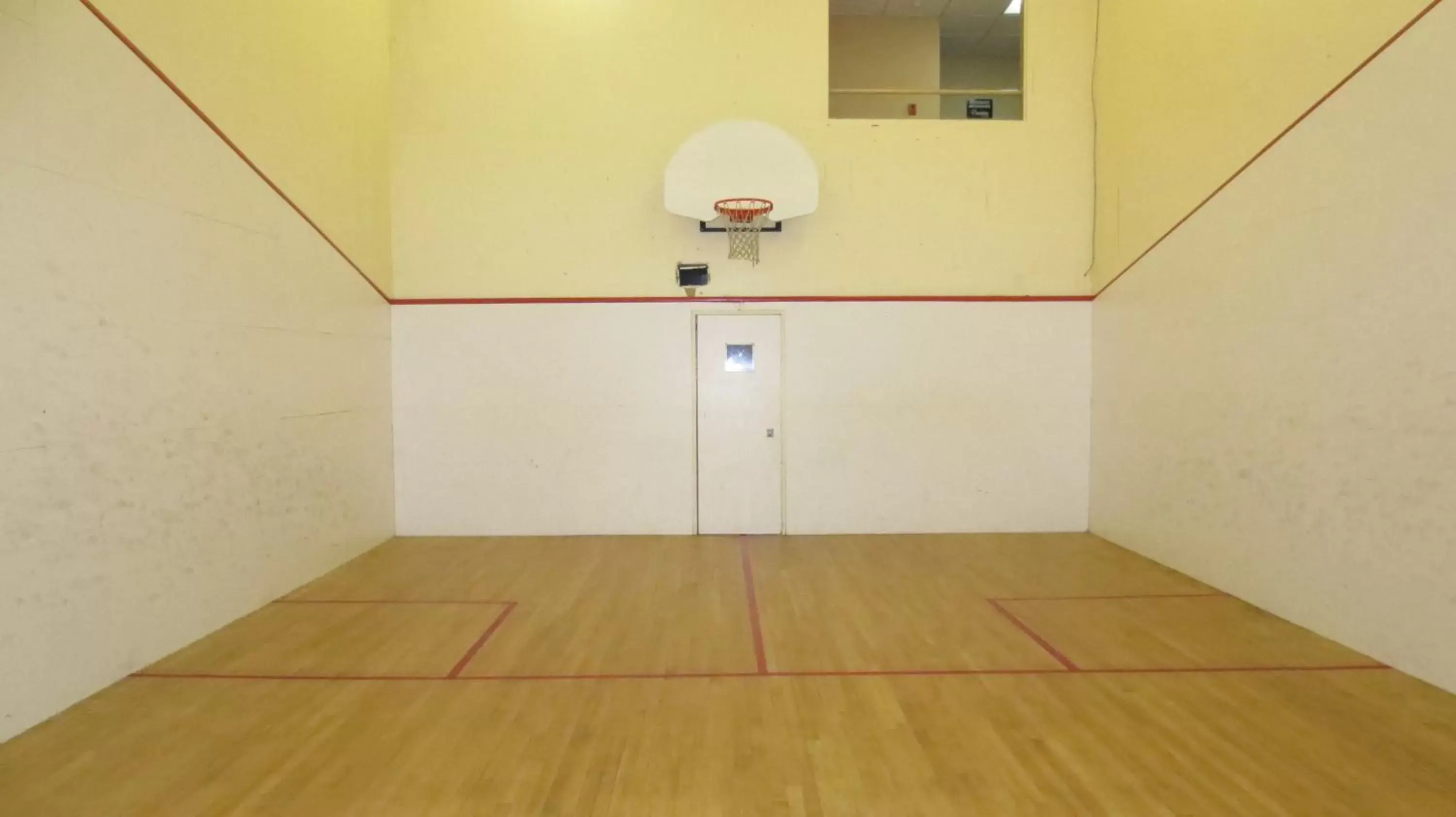 Squash, Other Activities in Super 8 by Wyndham Gananoque - Country Squire Resort