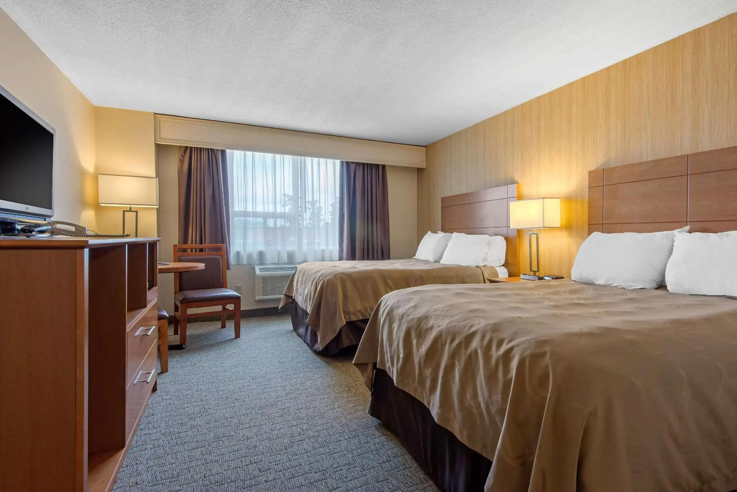 Photo of the whole room, Bed in Quality Inn & Conference Centre Downtown Sudbury