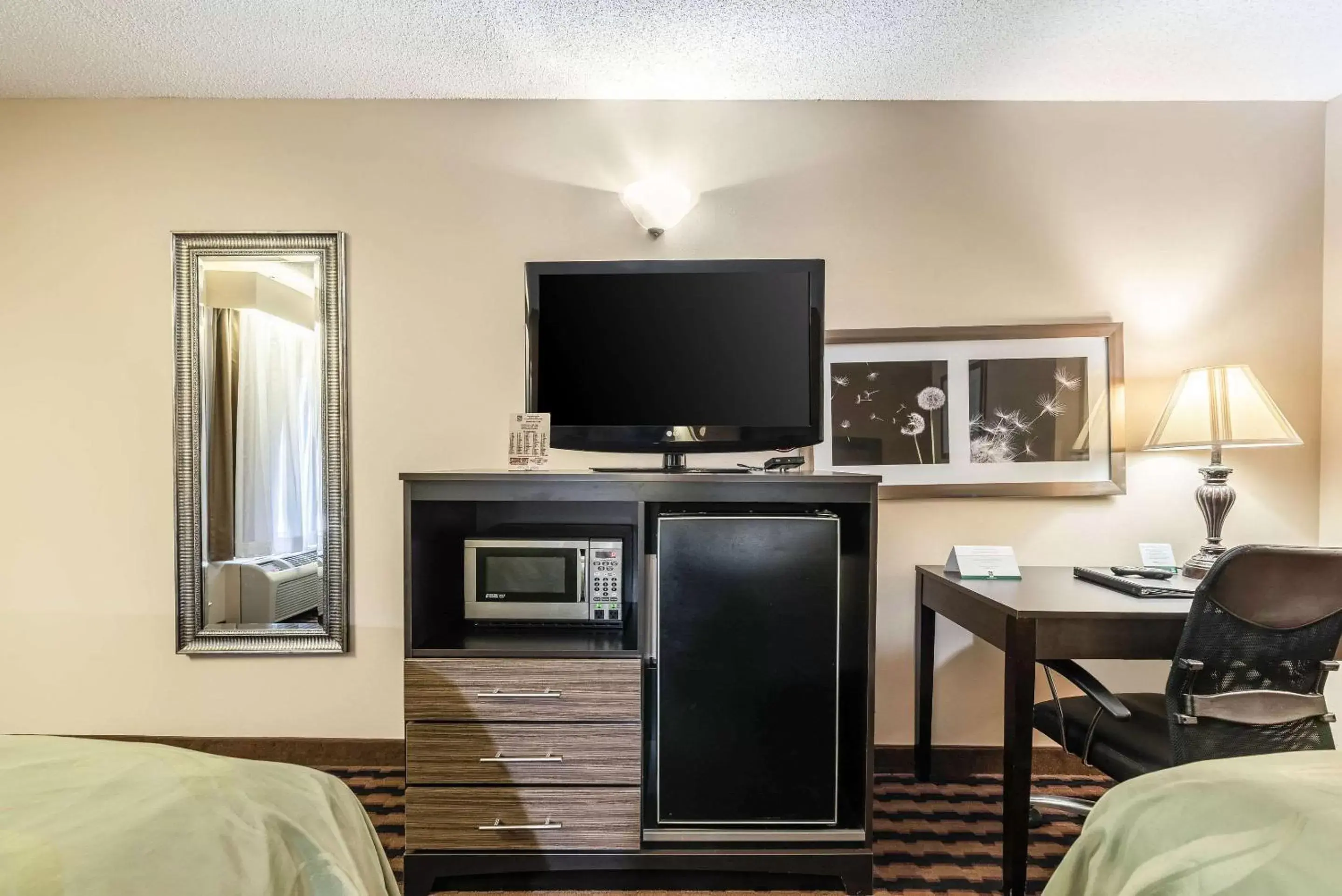 Photo of the whole room, TV/Entertainment Center in Quality Inn Decatur River City