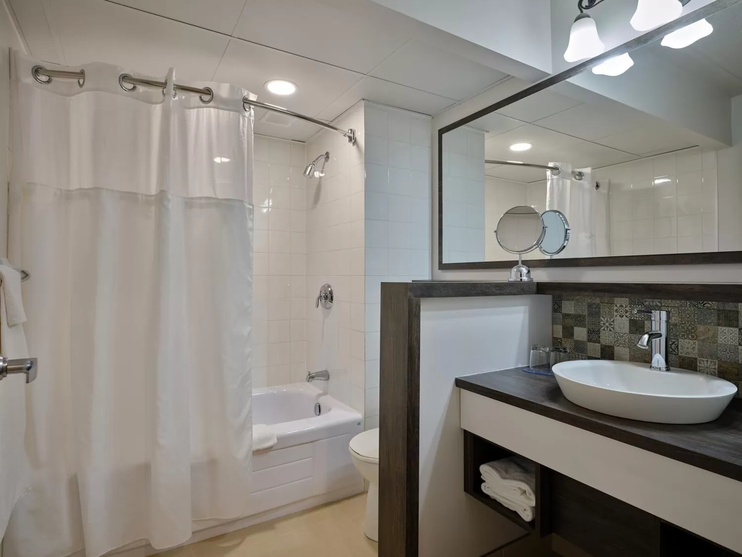 Bathroom in Hôtel Universel, Centre de congrès Rivière-du-Loup