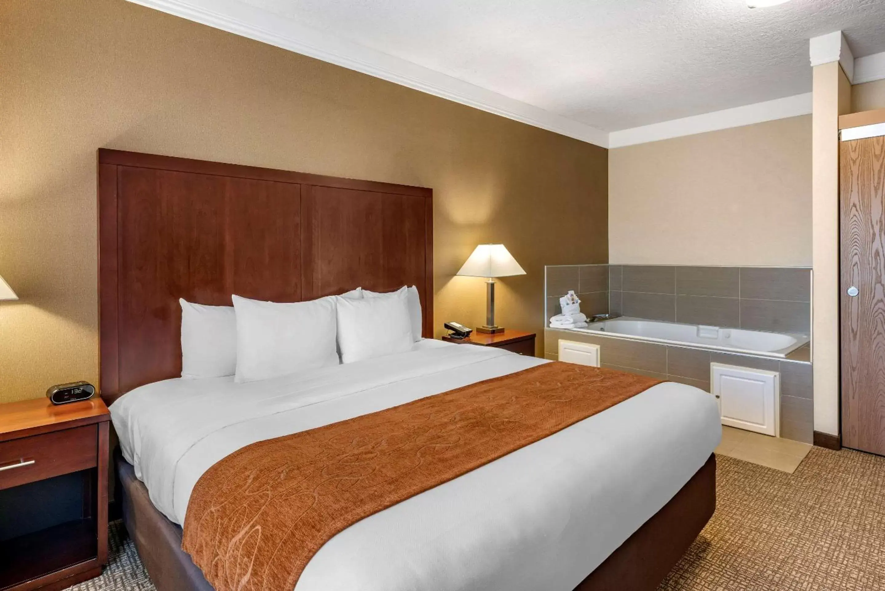 Photo of the whole room, Bed in Comfort Suites Linn County Fairground and Expo
