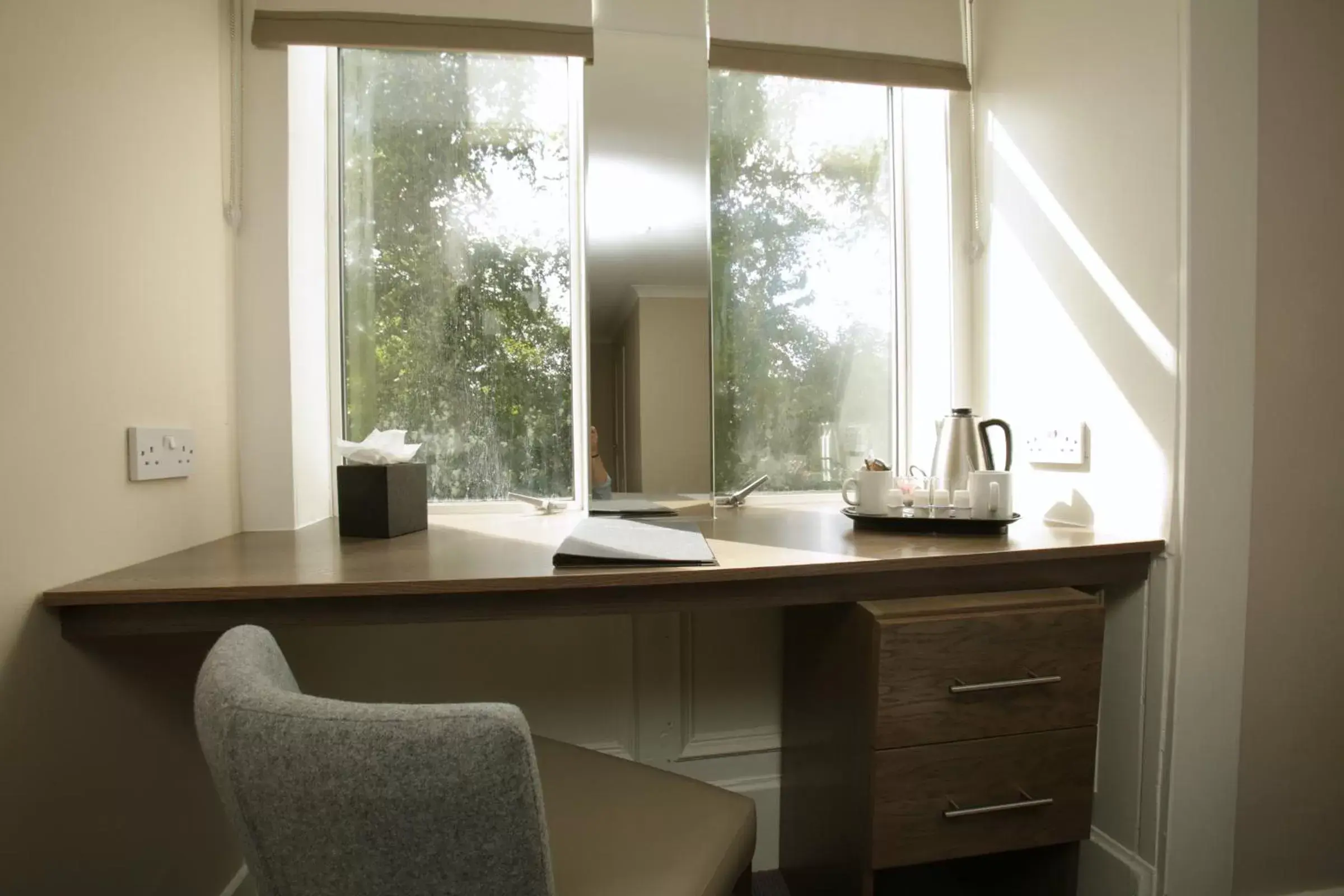 Coffee/tea facilities, Bathroom in Ambassador Hotel