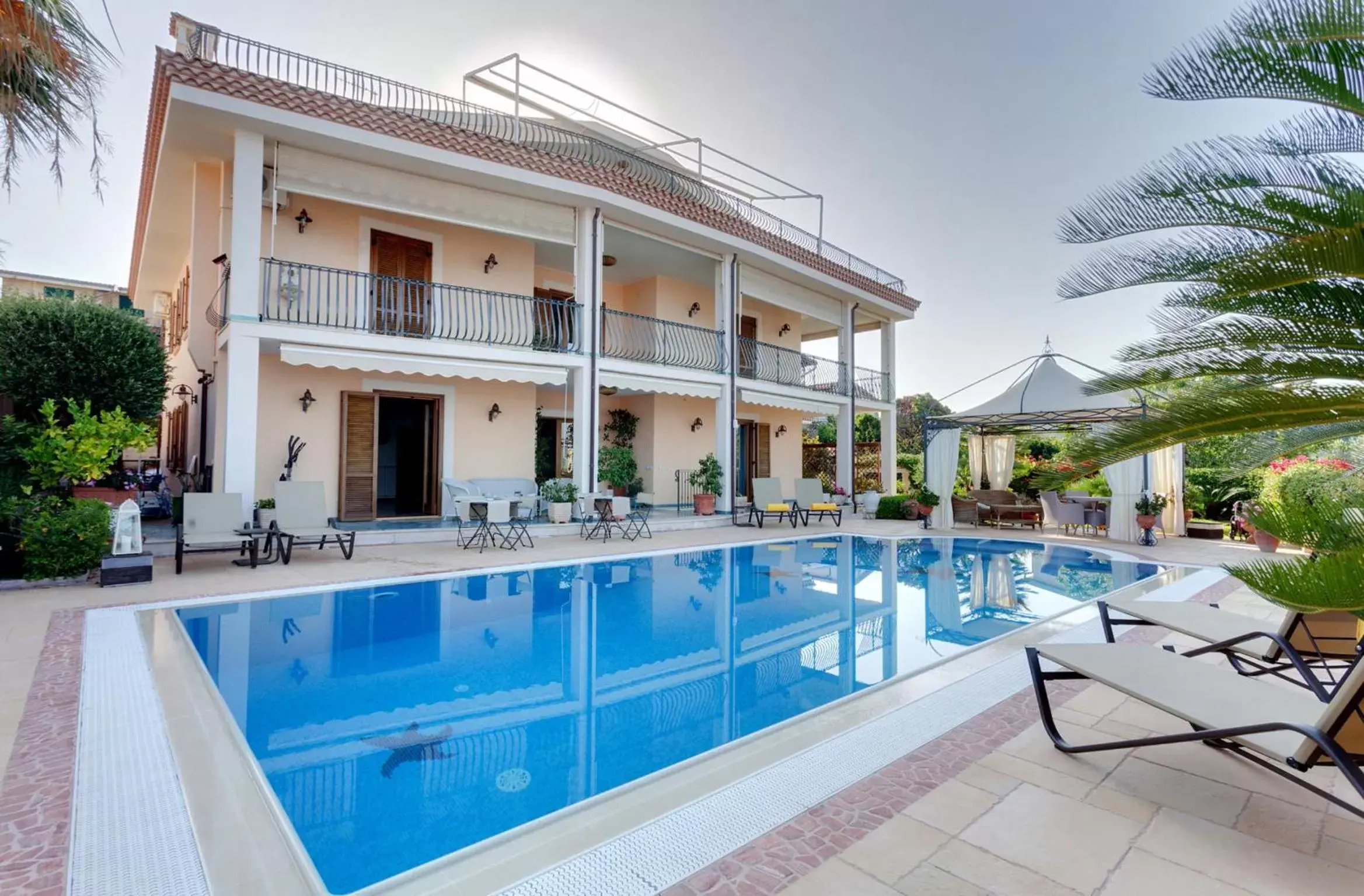 Pool view, Property Building in La Suite del Faro