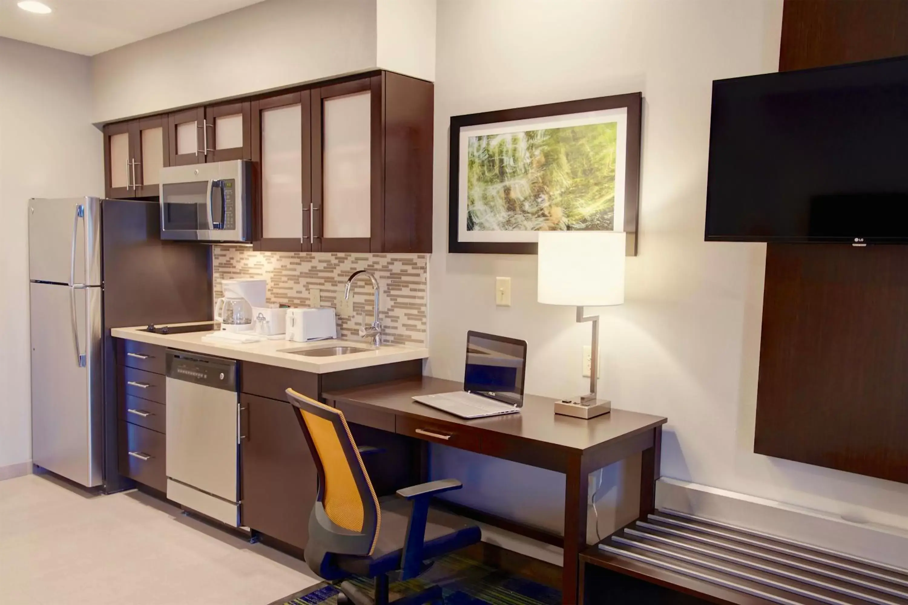 Kitchen or kitchenette, TV/Entertainment Center in Days Inn & Suites by Wyndham Port Arthur