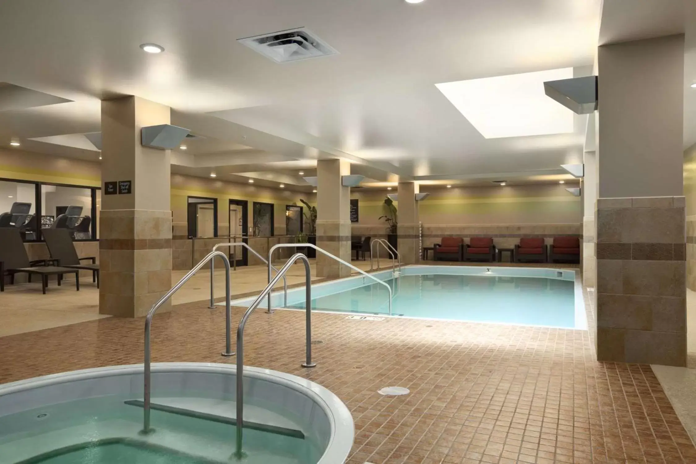 Hot Tub, Swimming Pool in Embassy Suites Saint Louis - Downtown